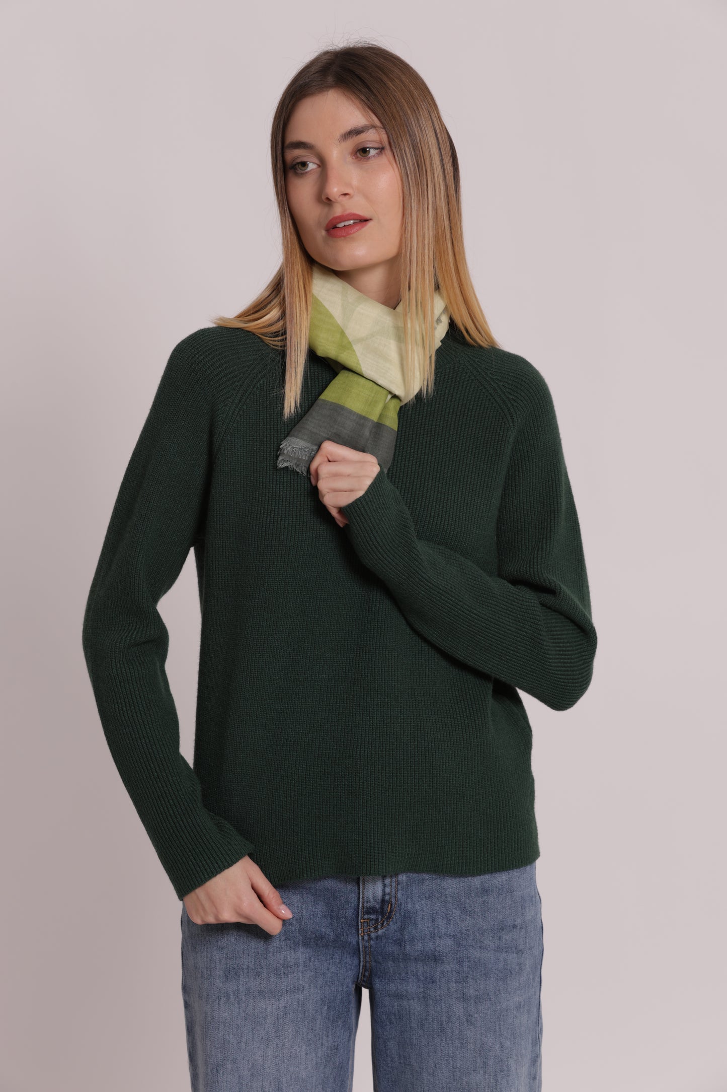 FOULARD CON FOGLIOLINE SPARSE (135X135 cm)