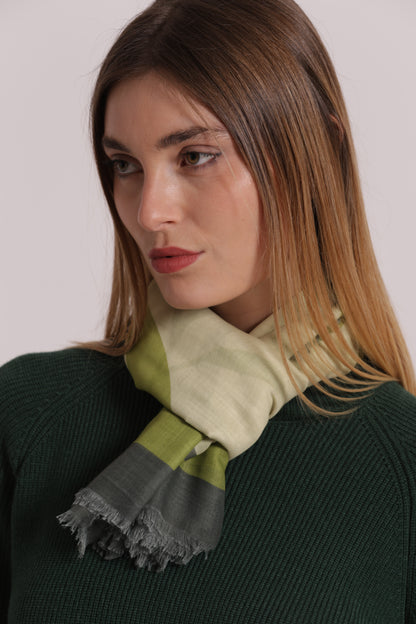FOULARD CON FOGLIOLINE SPARSE (135X135 cm)