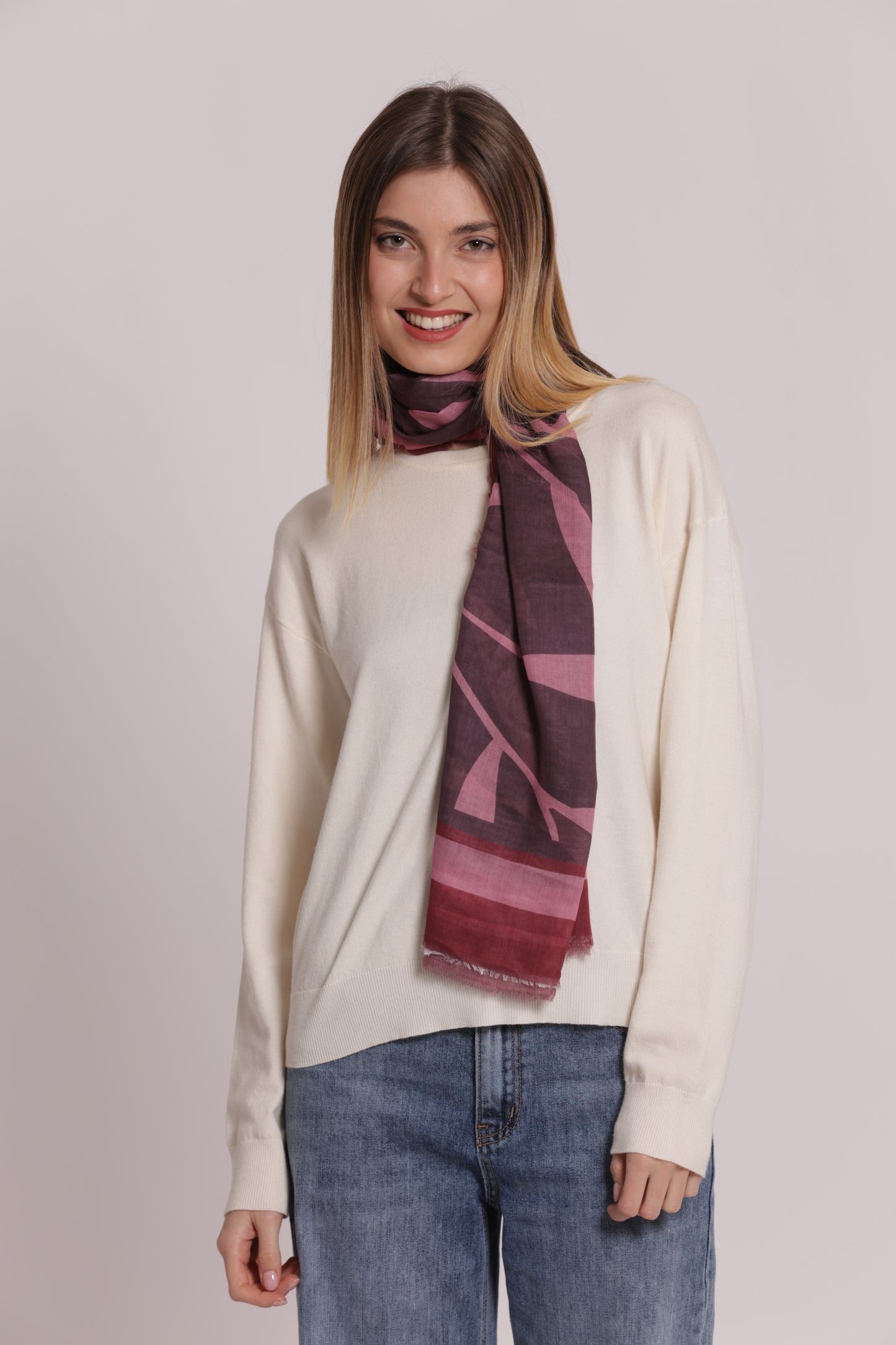 FOULARD CON FOGLIOLINE SPARSE (135X135 cm)