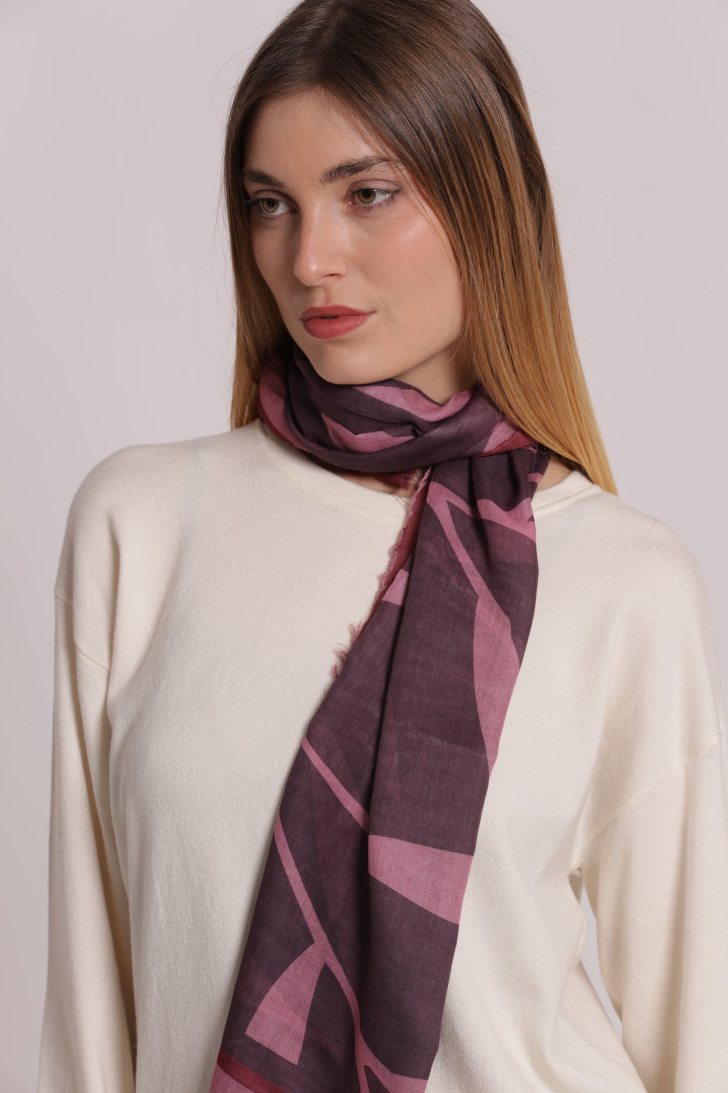 FOULARD CON FOGLIOLINE SPARSE (135X135 cm)