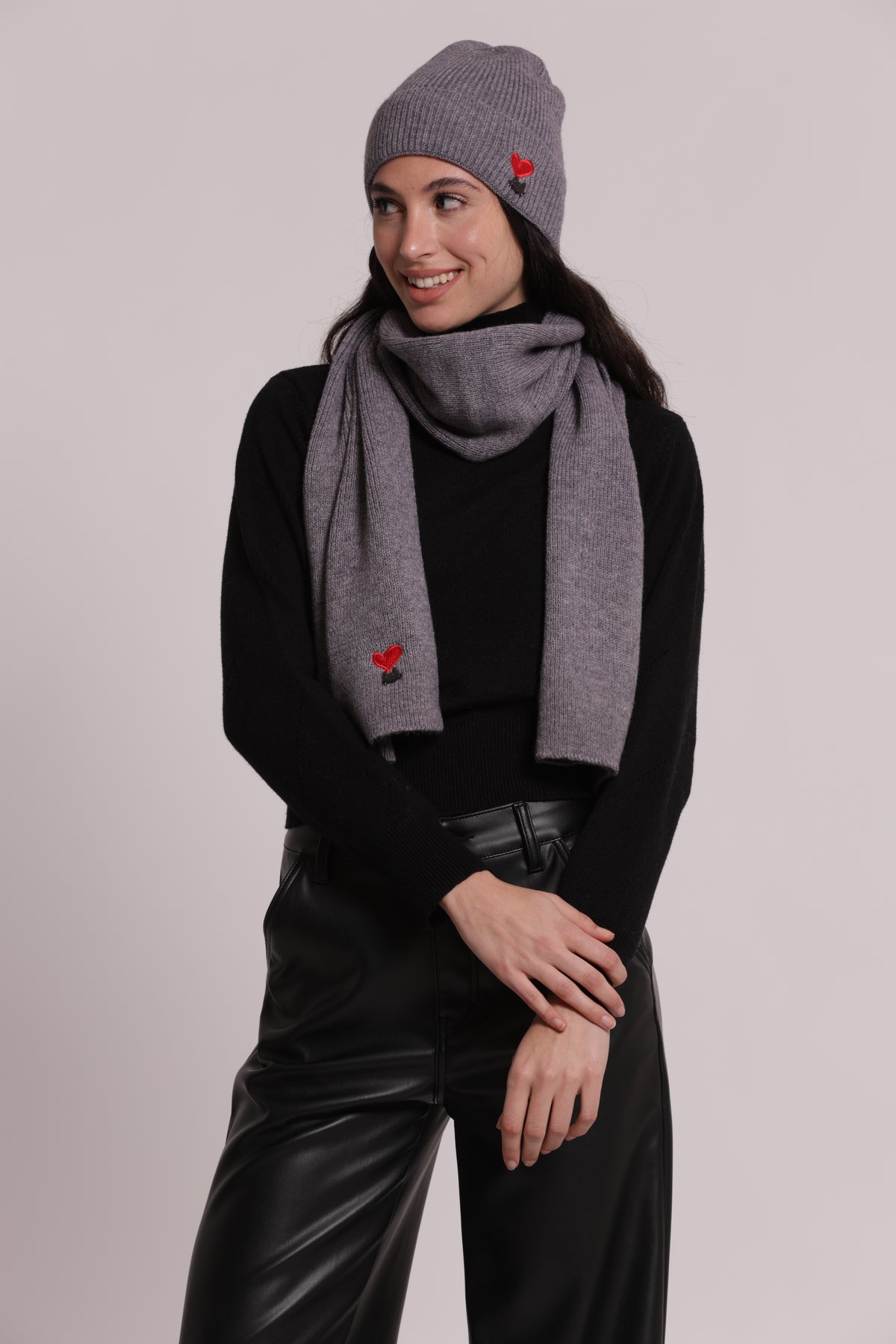 SCIARPA CON CUORE RICAMATO