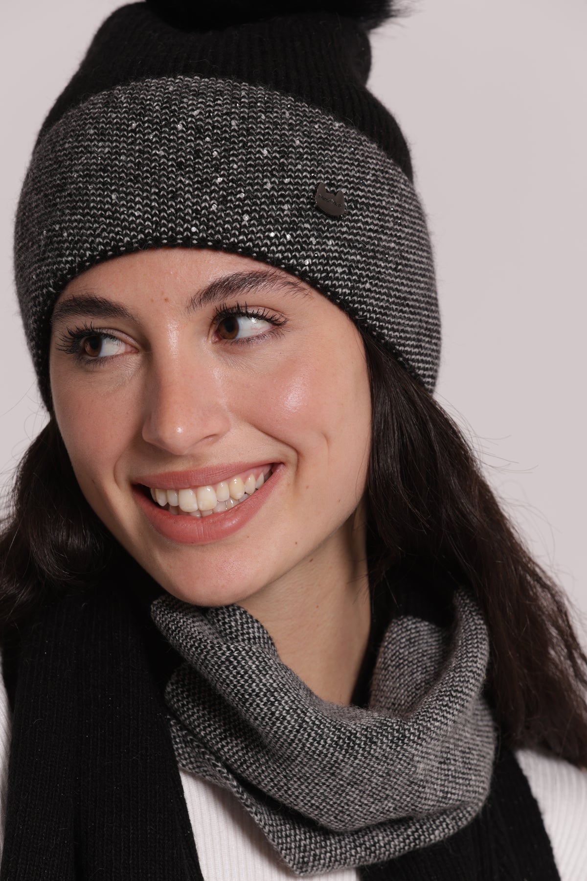 BERRETTO CON STRASS SUL RISVOLTO E PON PON