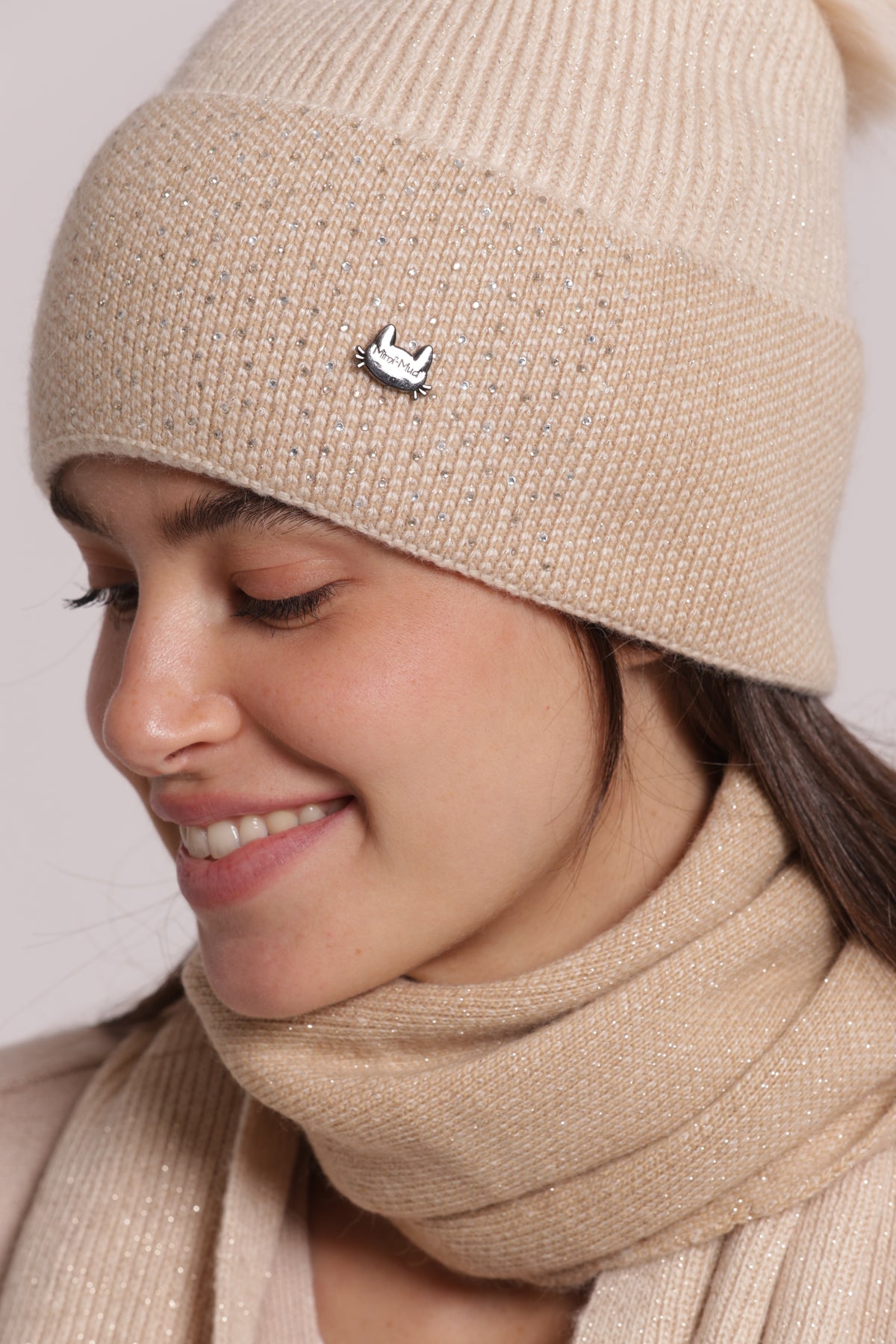 BERRETTO CON STRASS SUL RISVOLTO E PON PON