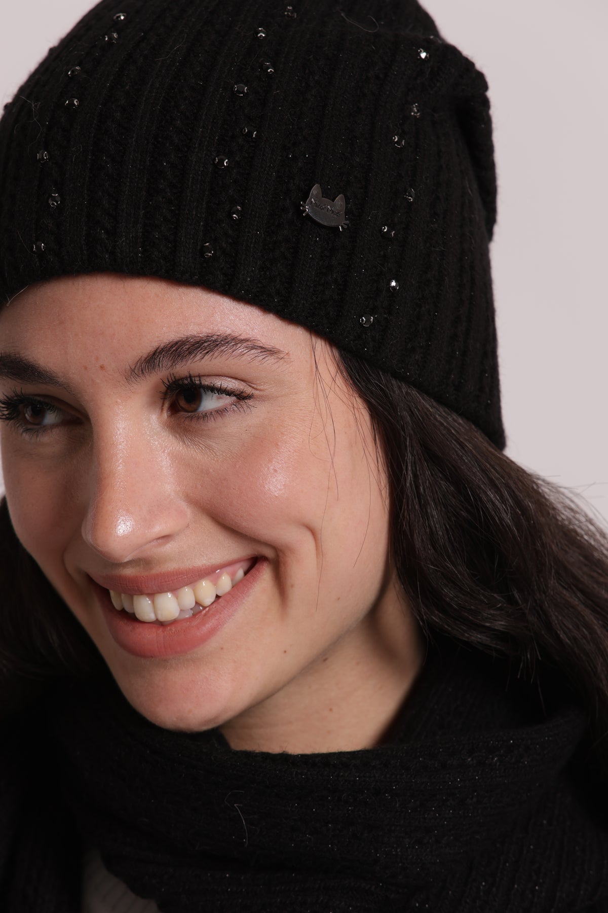 BERRETTO CON PICCOLE TRECCE CON STRASS