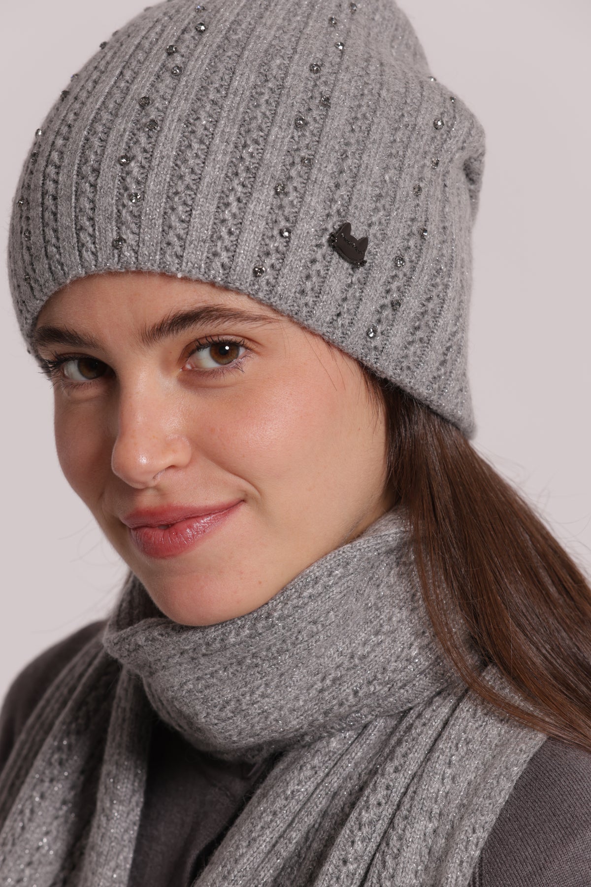 BERRETTO CON PICCOLE TRECCE CON STRASS
