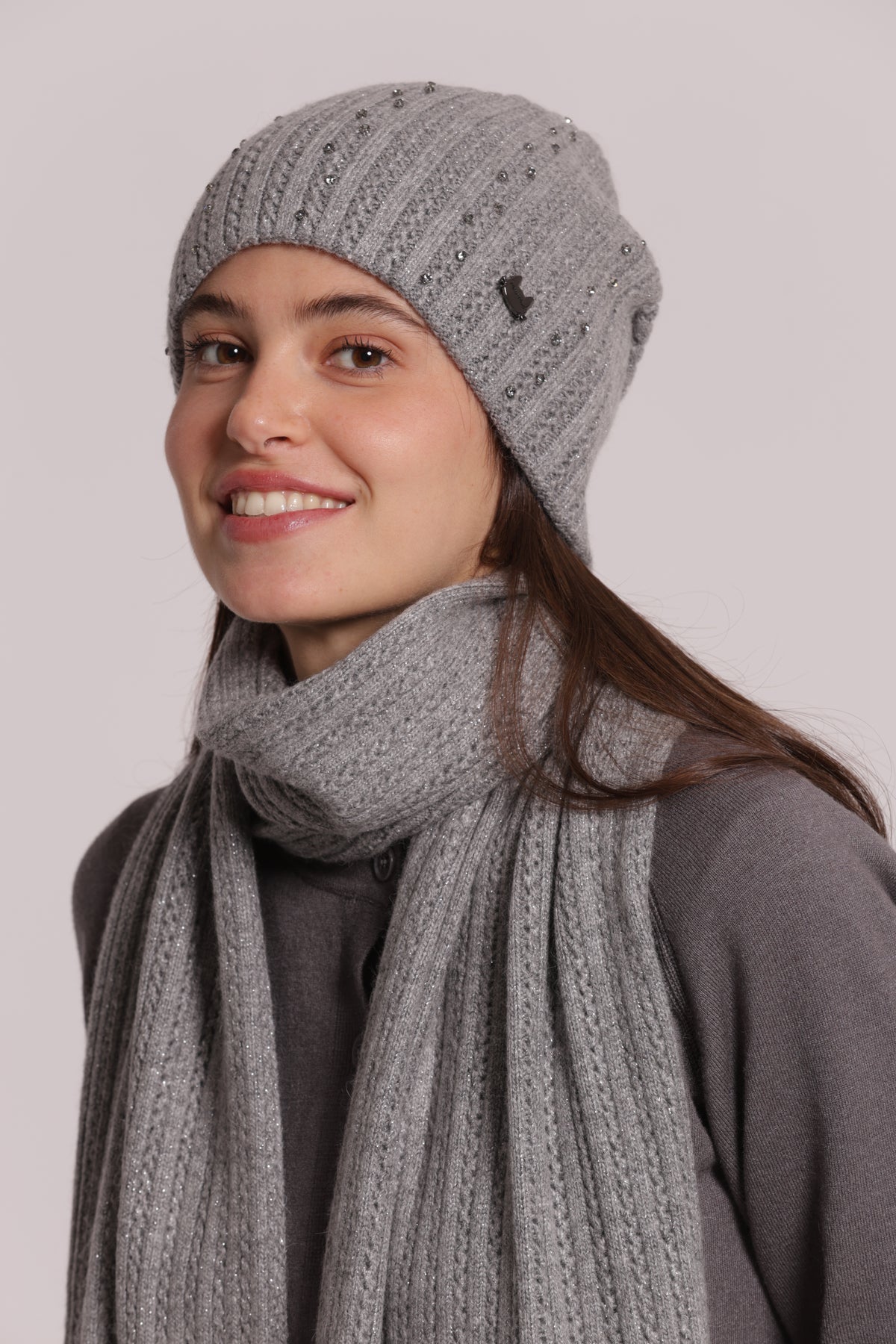BERRETTO CON PICCOLE TRECCE CON STRASS