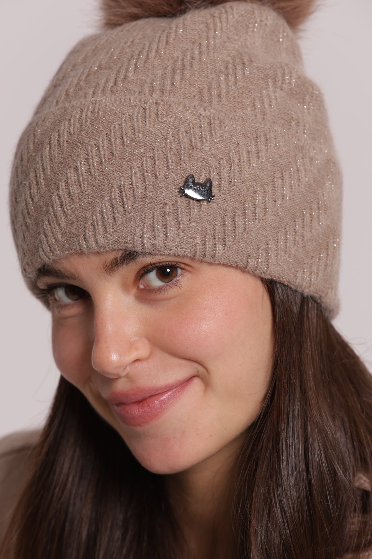 BERRETTO CON FILO LUREX E PON PON