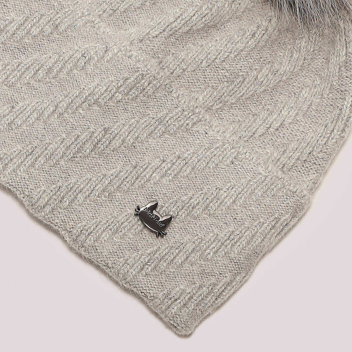 BERRETTO CON FILO LUREX E PON PON