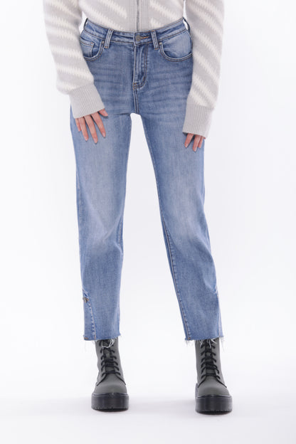 JEANS SIGARETTA CROPPED CON BOTTONE SUL FONDO