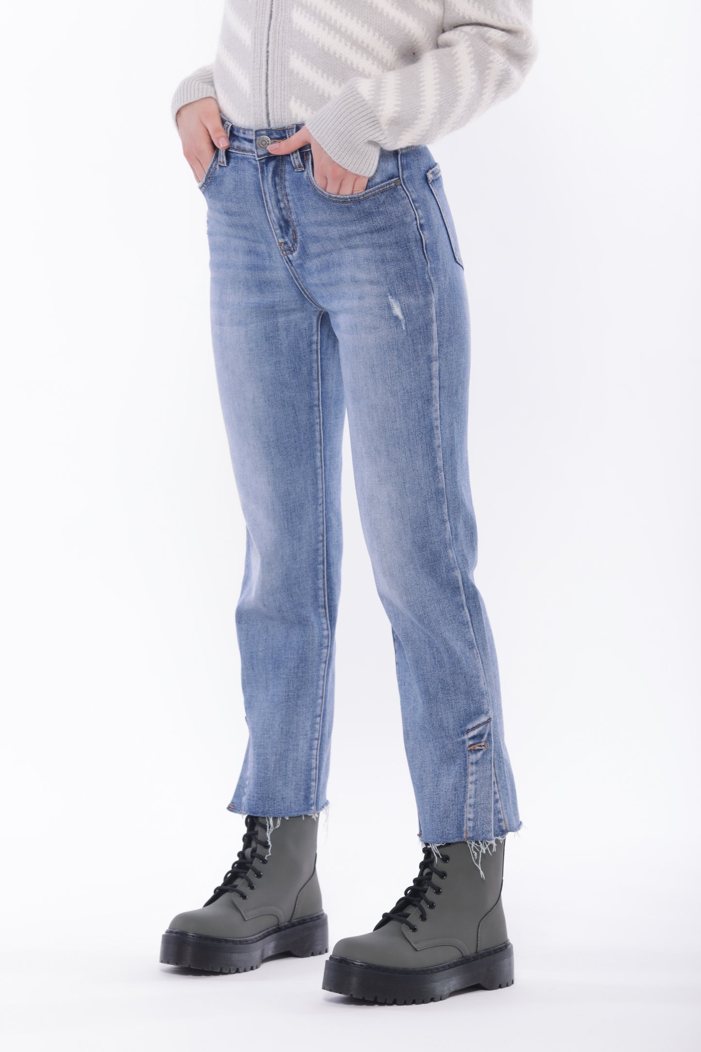 JEANS SIGARETTA CROPPED CON BOTTONE SUL FONDO