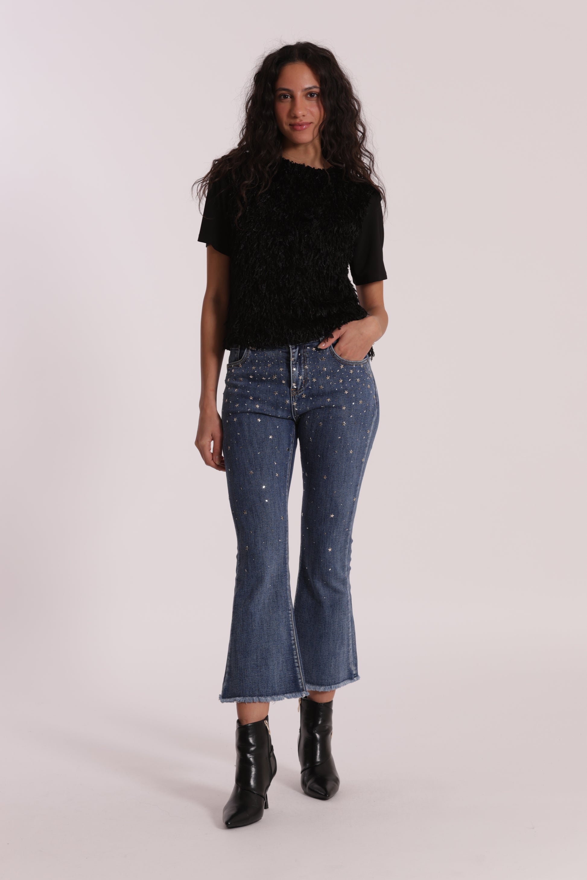 JEANS CROPPED FLARE CON APPLICAZIONE DI STRASS E BORCHIE