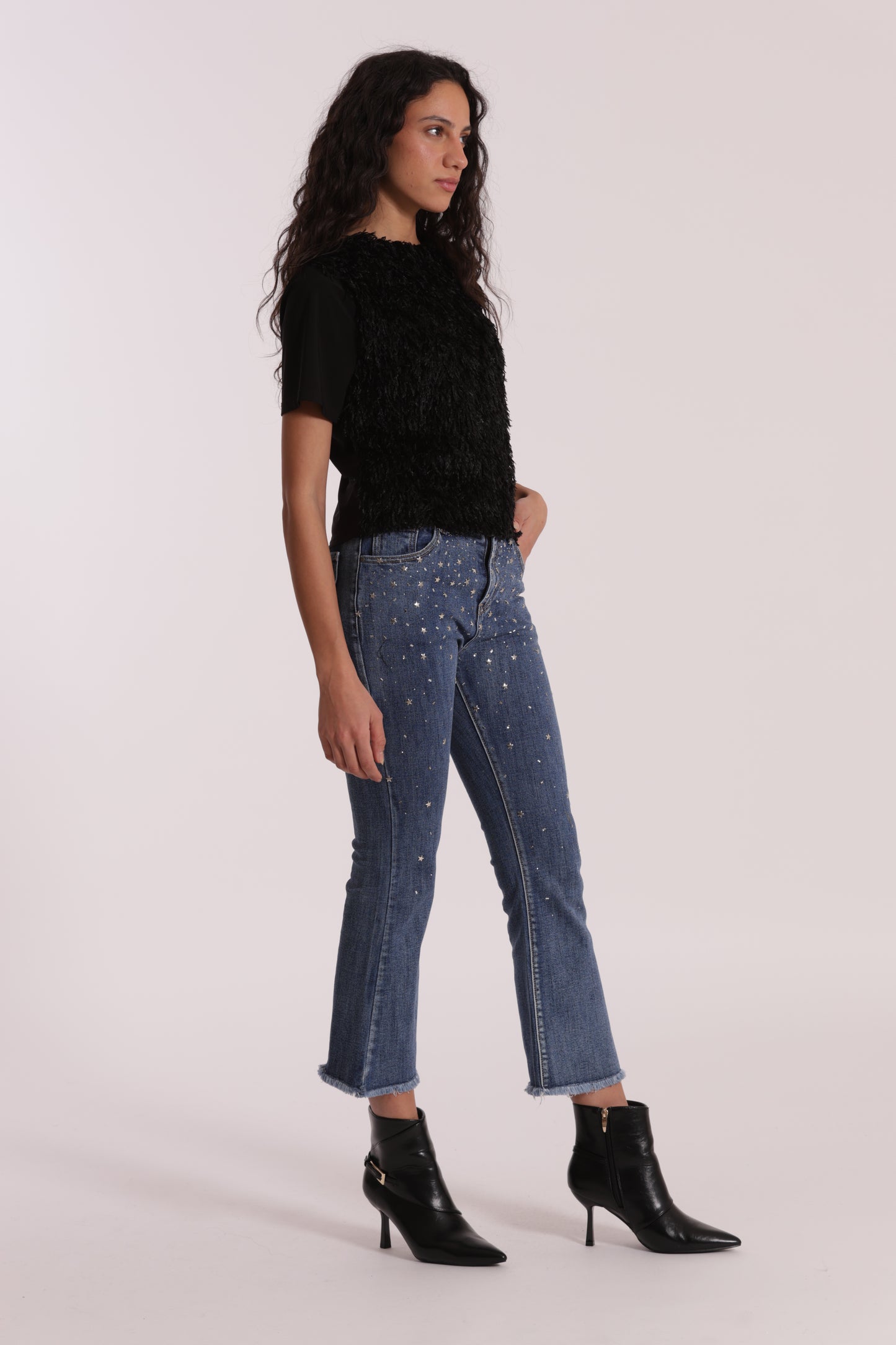 JEANS CROPPED FLARE CON APPLICAZIONE DI STRASS E BORCHIE