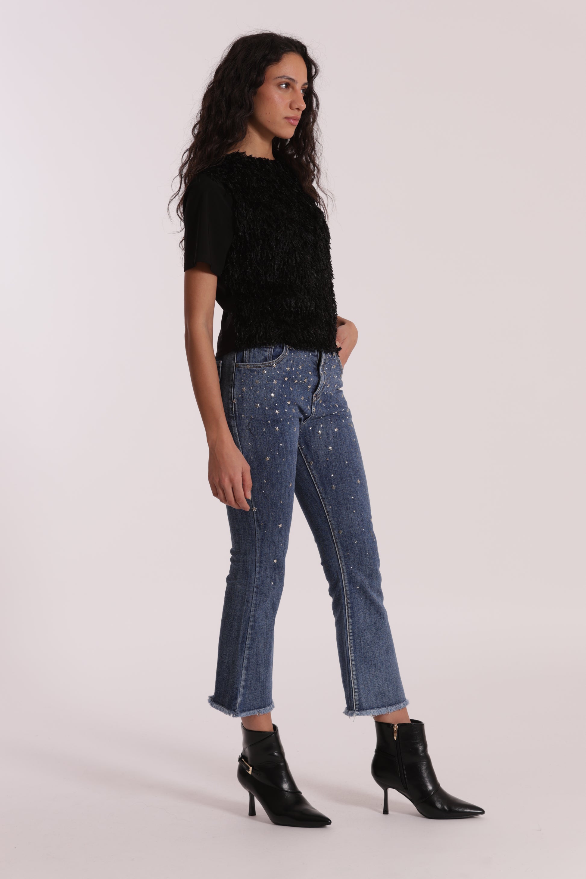 JEANS CROPPED FLARE CON APPLICAZIONE DI STRASS E BORCHIE