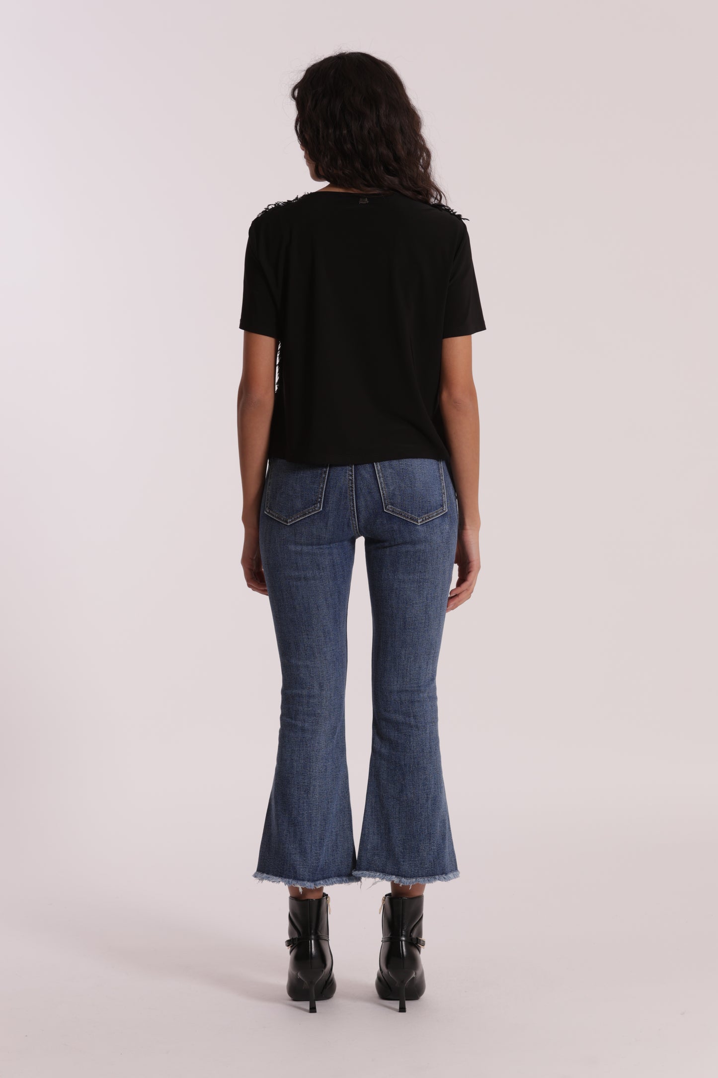 JEANS CROPPED FLARE CON APPLICAZIONE DI STRASS E BORCHIE