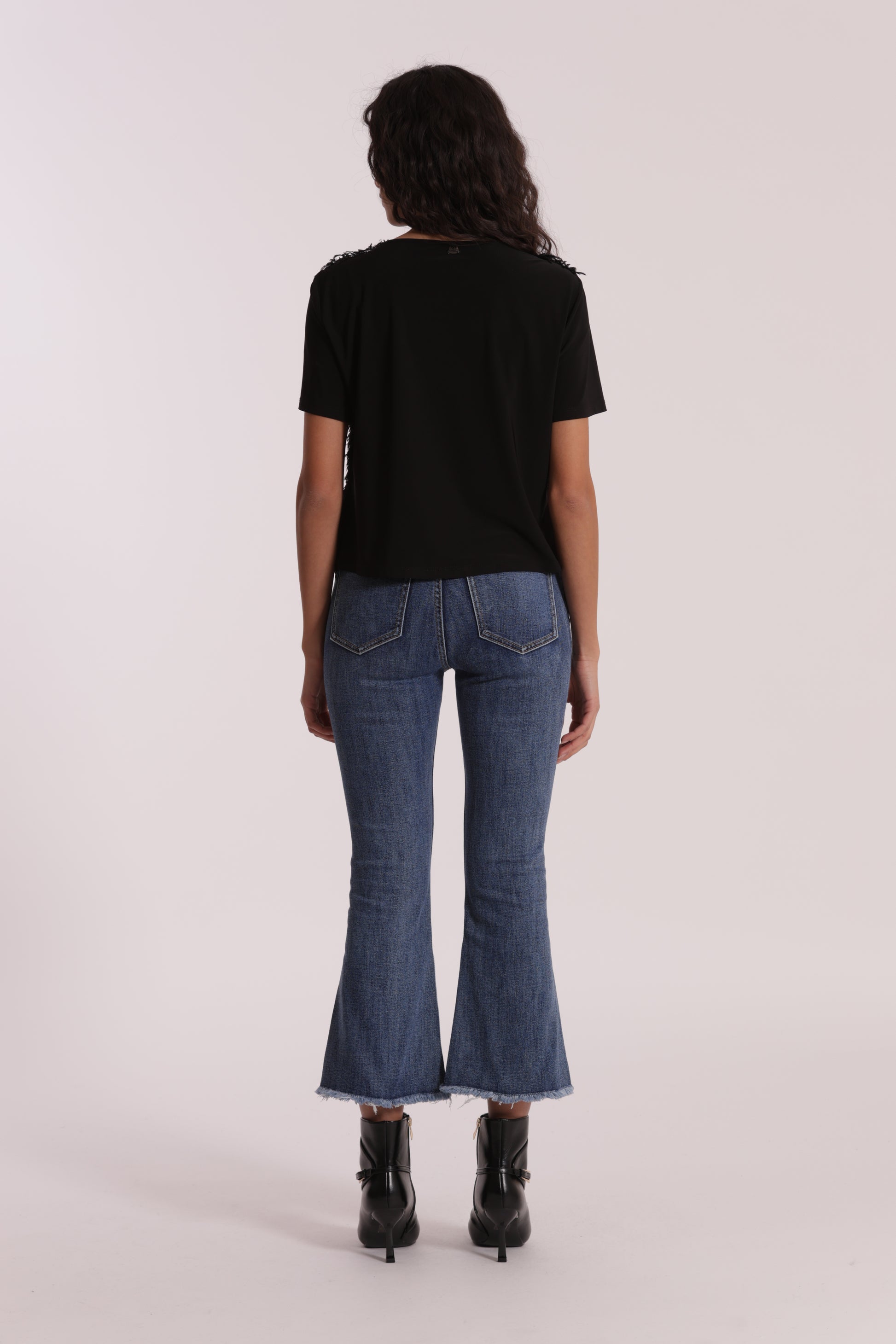 JEANS CROPPED FLARE CON APPLICAZIONE DI STRASS E BORCHIE