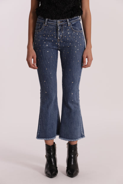 JEANS CROPPED FLARE CON APPLICAZIONE DI STRASS E BORCHIE