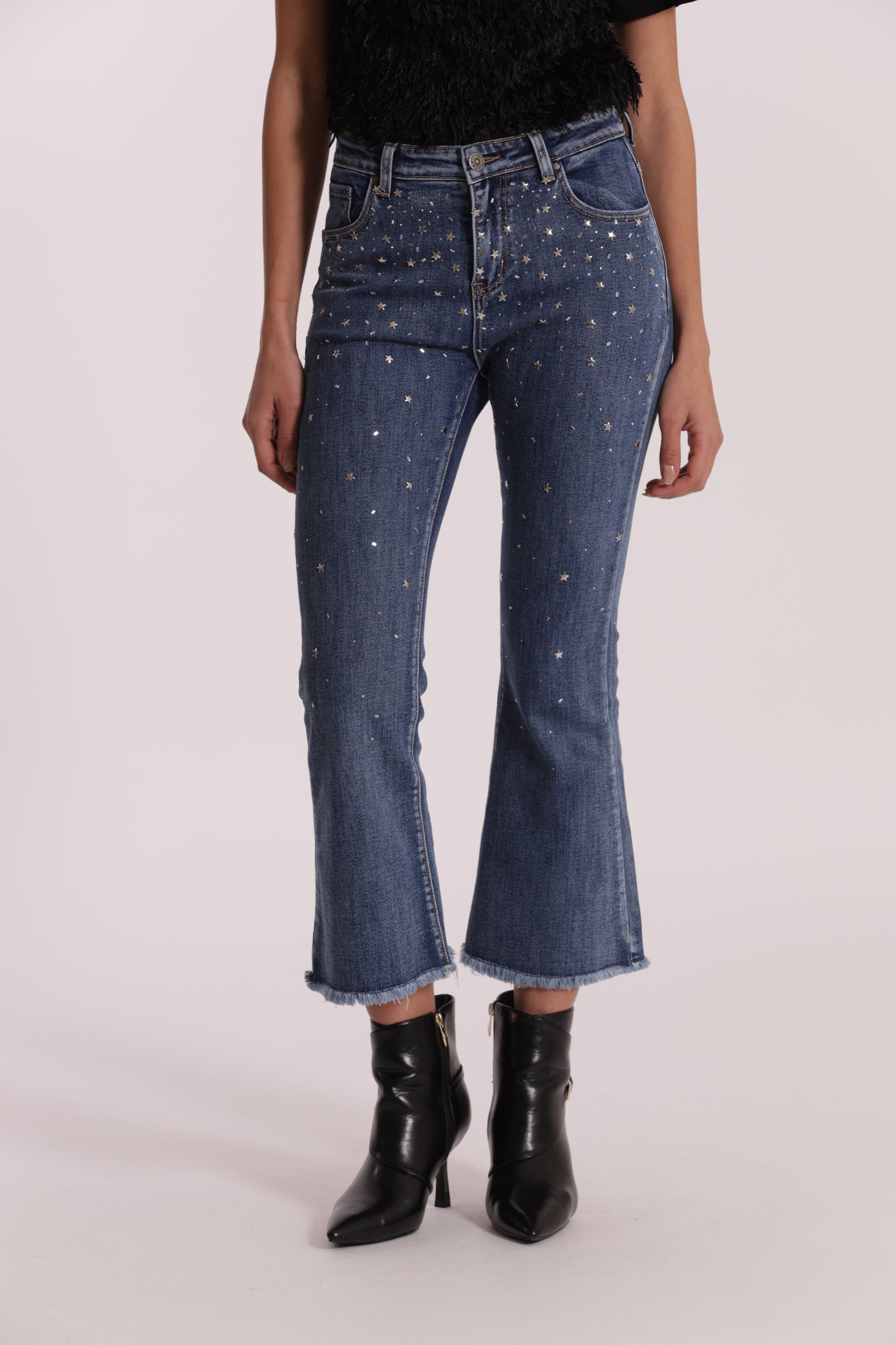 JEANS CROPPED FLARE CON APPLICAZIONE DI STRASS E BORCHIE