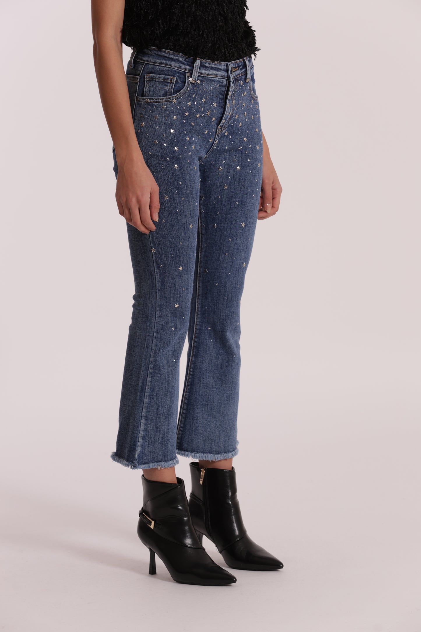 JEANS CROPPED FLARE CON APPLICAZIONE DI STRASS E BORCHIE