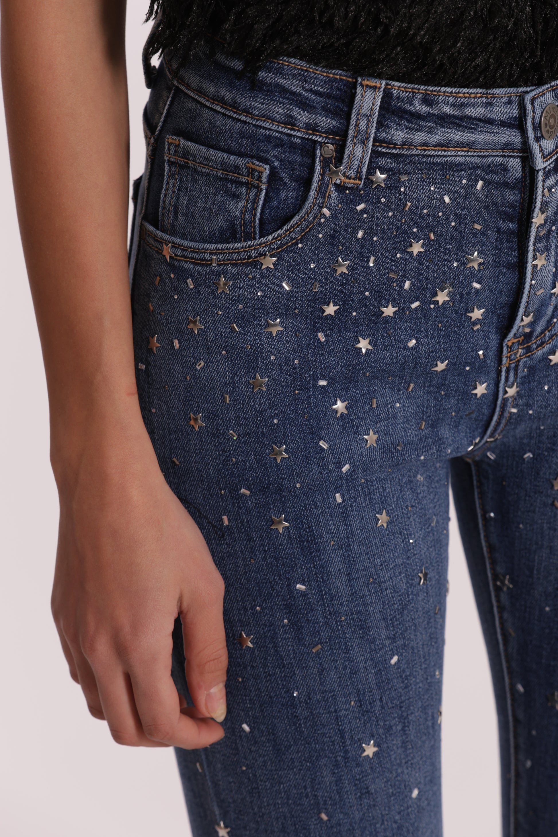 JEANS CROPPED FLARE CON APPLICAZIONE DI STRASS E BORCHIE
