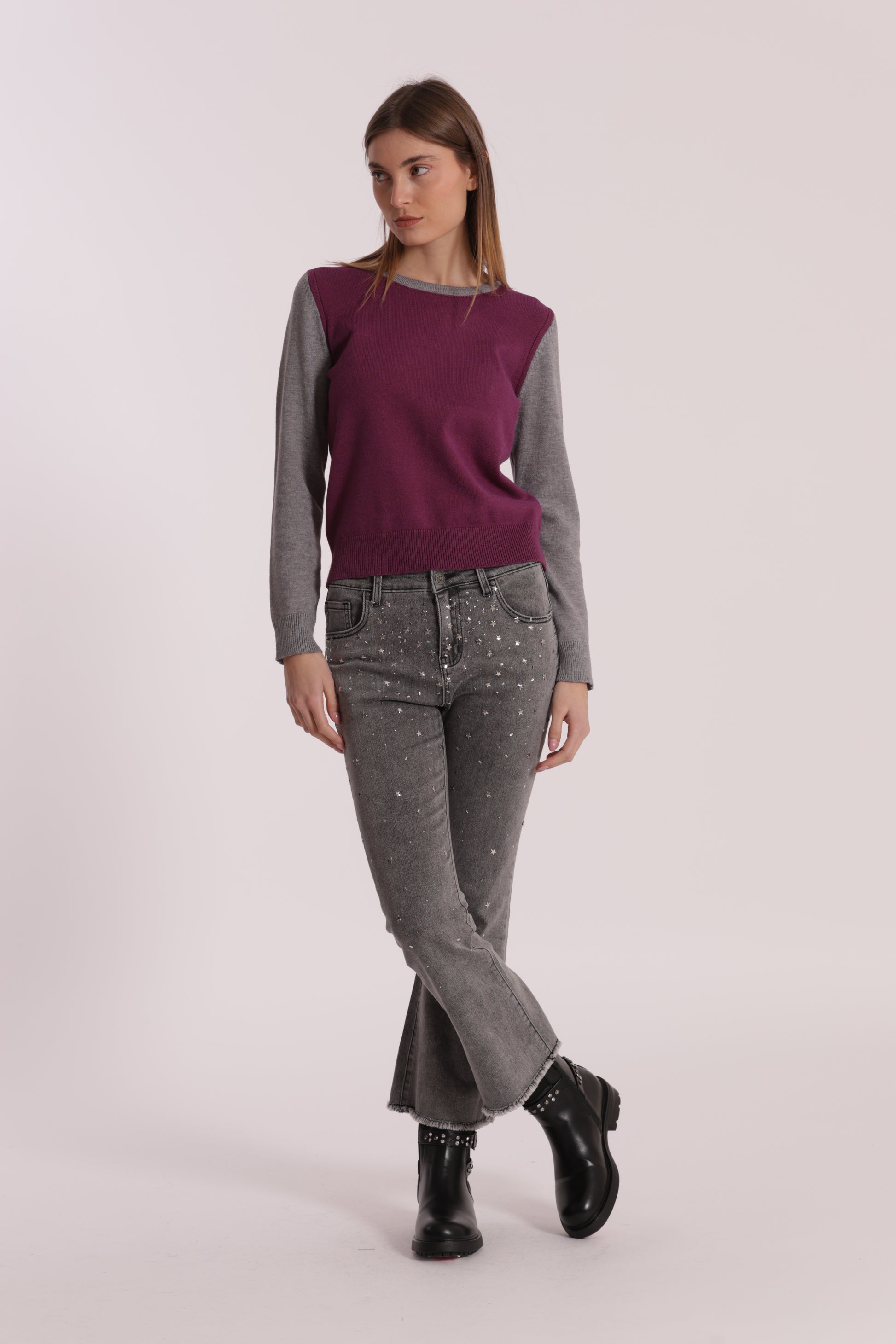 JEANS CROPPED FLARE CON APPLICAZIONE DI STRASS E BORCHIE