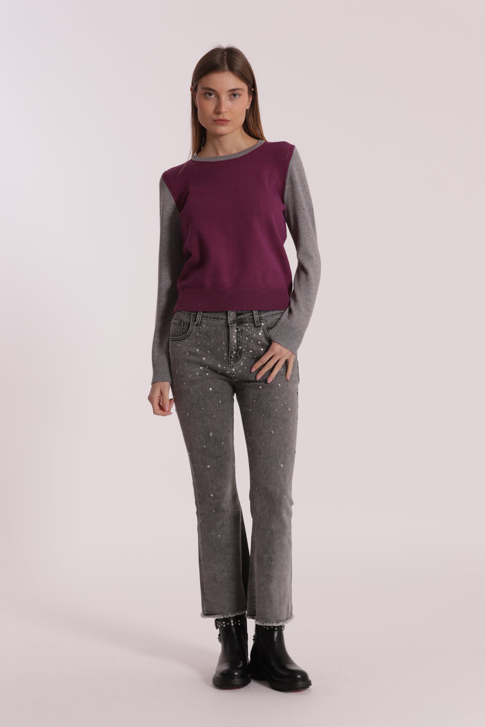 JEANS CROPPED FLARE CON APPLICAZIONE DI STRASS E BORCHIE