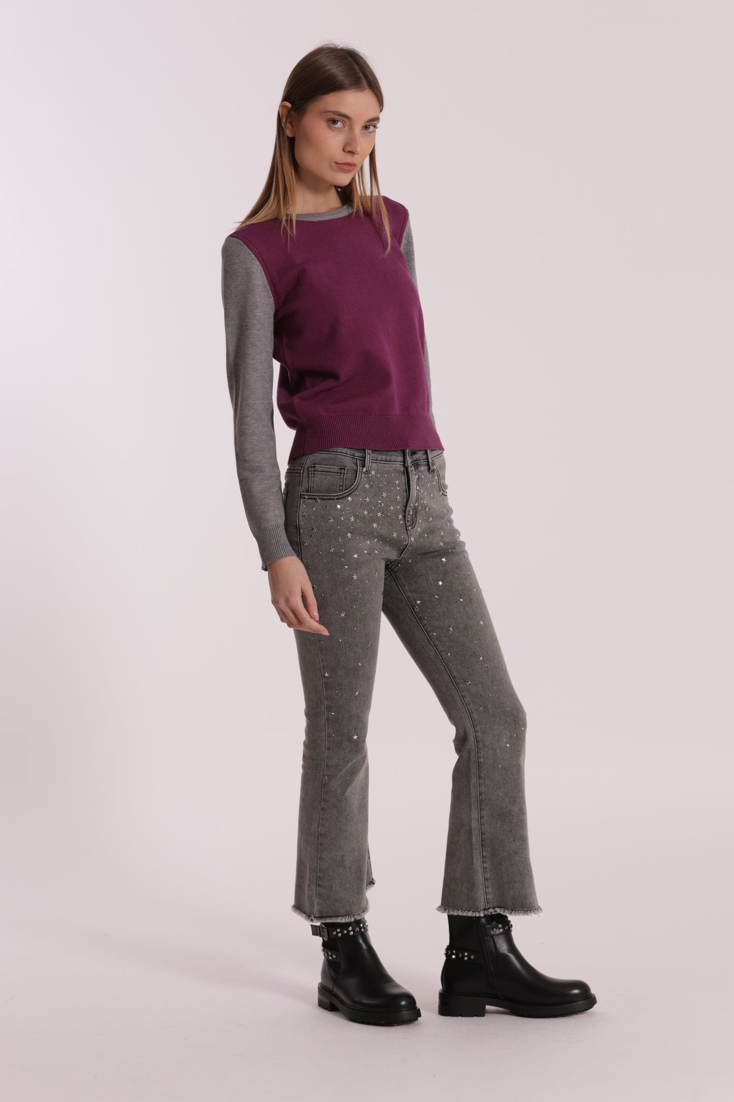 JEANS CROPPED FLARE CON APPLICAZIONE DI STRASS E BORCHIE