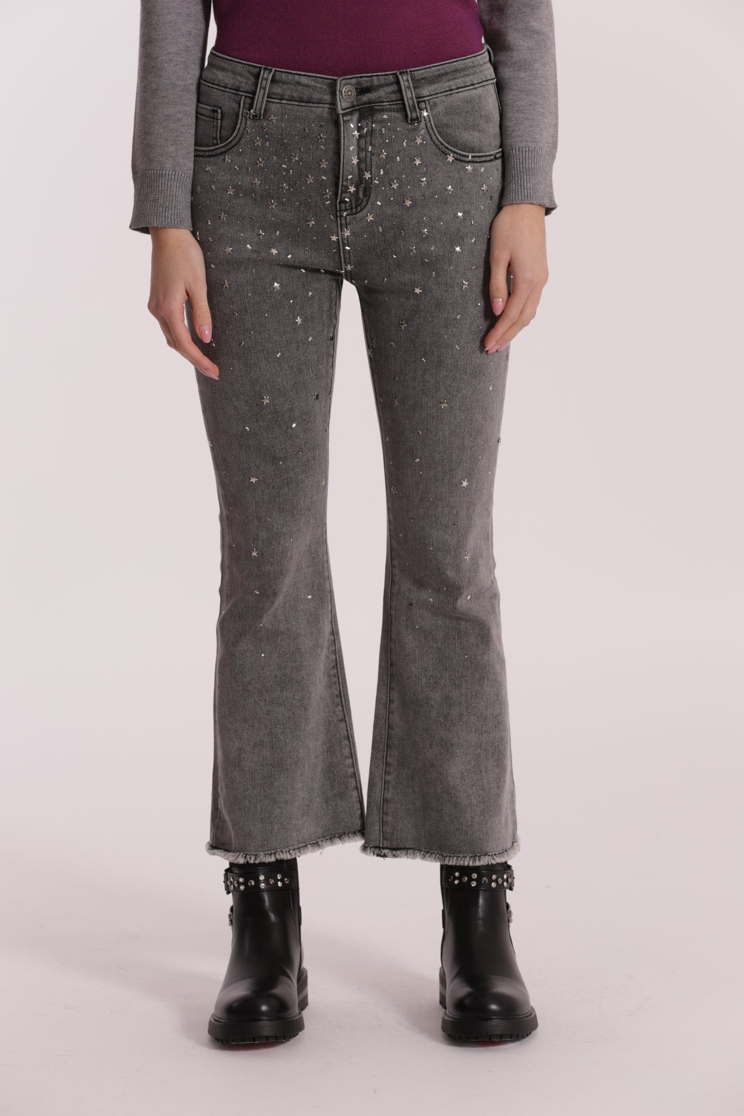 JEANS CROPPED FLARE CON APPLICAZIONE DI STRASS E BORCHIE