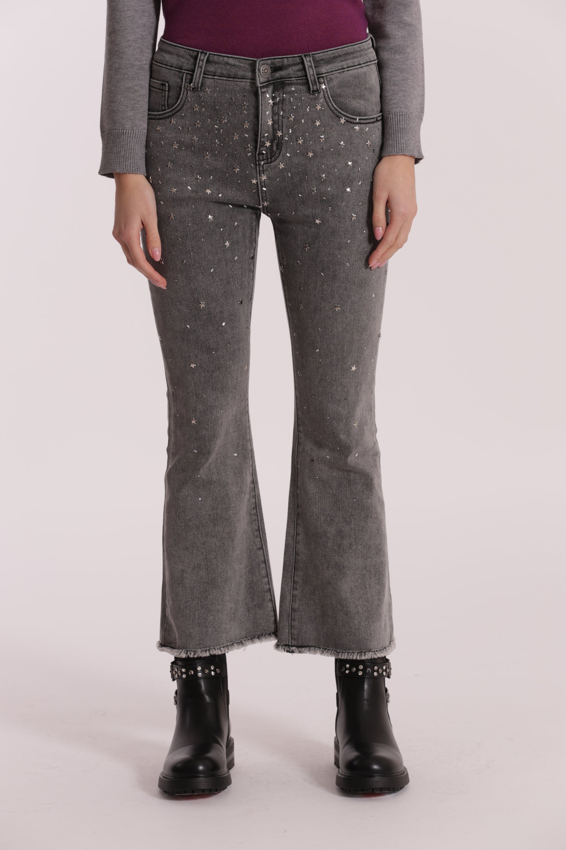 JEANS CROPPED FLARE CON APPLICAZIONE DI STRASS E BORCHIE