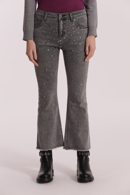 JEANS CROPPED FLARE CON APPLICAZIONE DI STRASS E BORCHIE