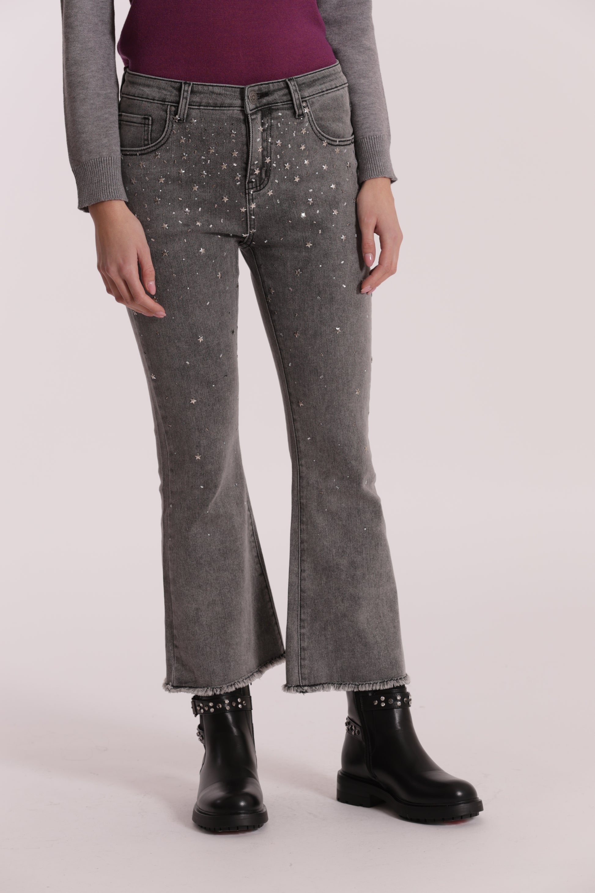 JEANS CROPPED FLARE CON APPLICAZIONE DI STRASS E BORCHIE