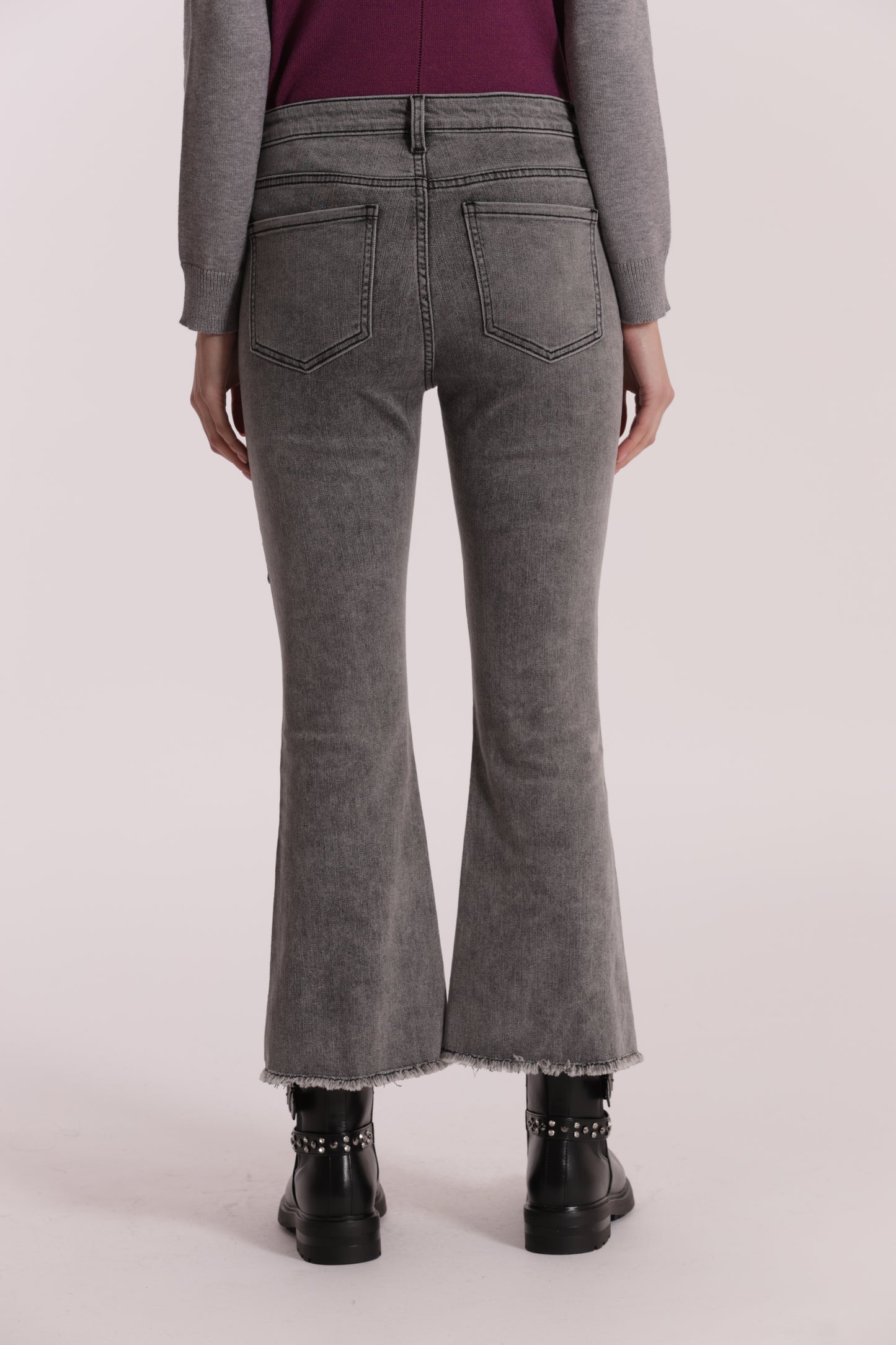 JEANS CROPPED FLARE CON APPLICAZIONE DI STRASS E BORCHIE