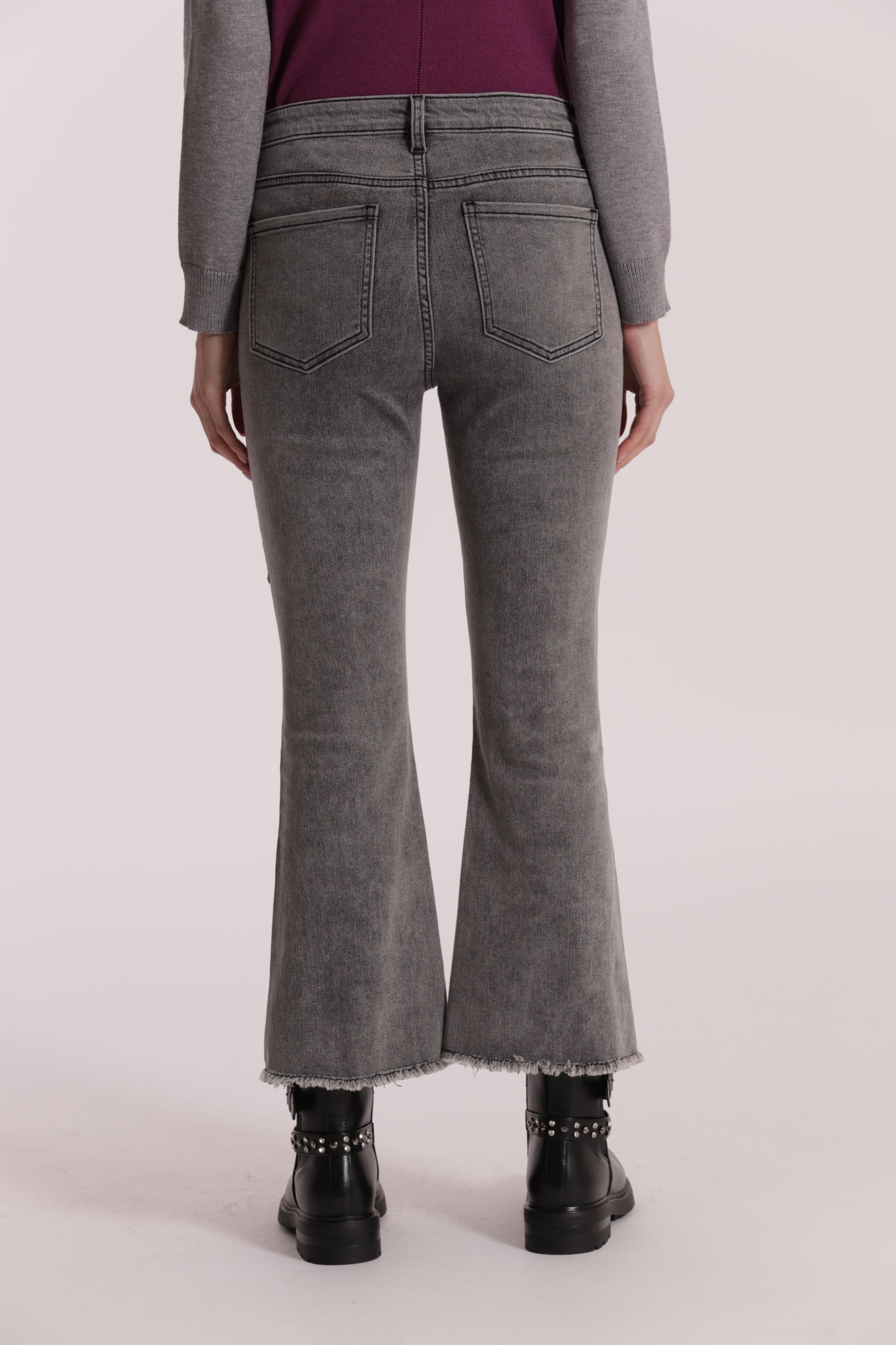 JEANS CROPPED FLARE CON APPLICAZIONE DI STRASS E BORCHIE