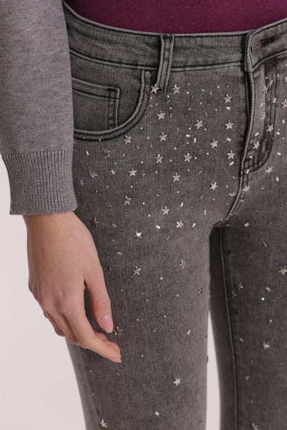 JEANS CROPPED FLARE CON APPLICAZIONE DI STRASS E BORCHIE