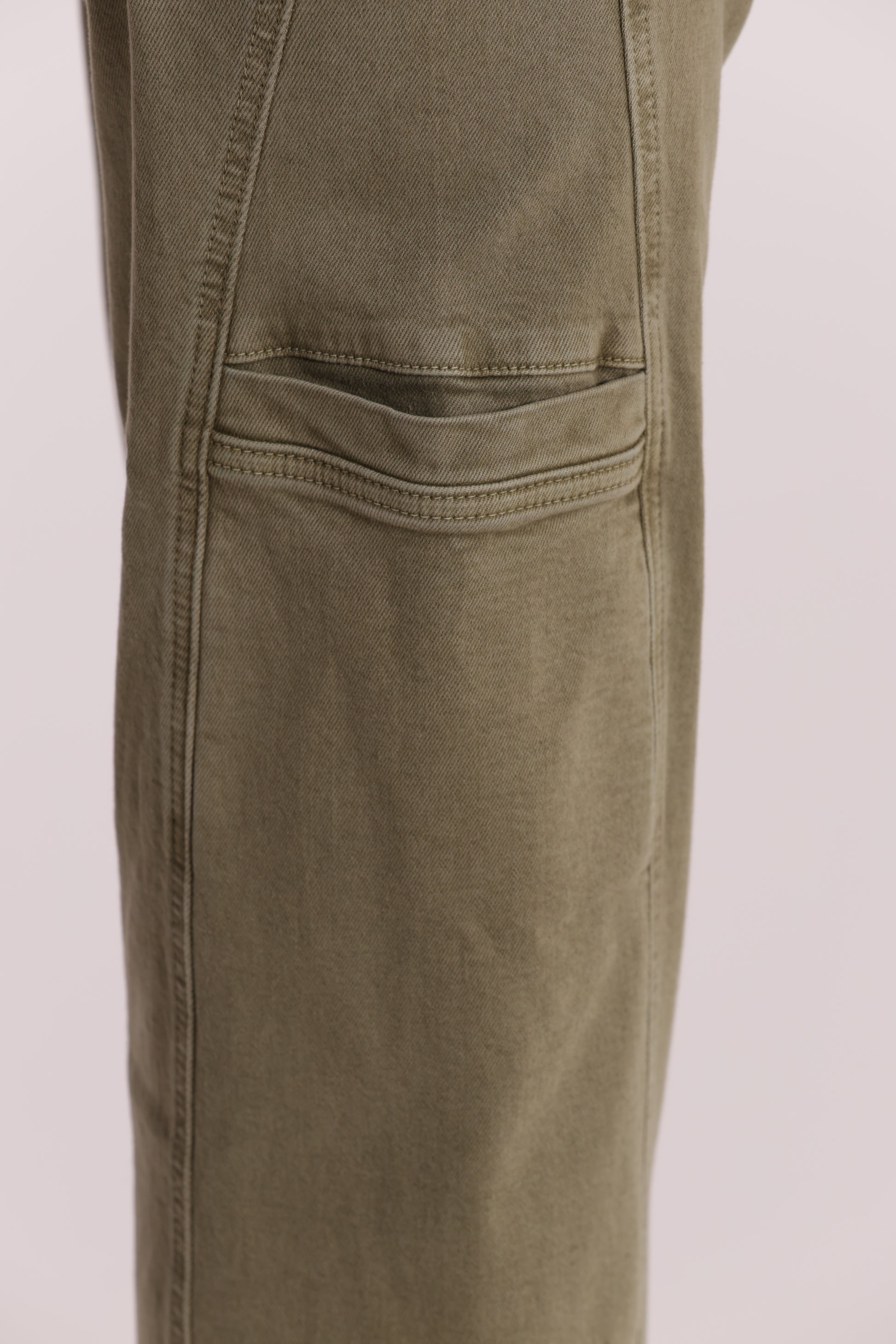 JEANS CON FINTE TASCHE LATERALI