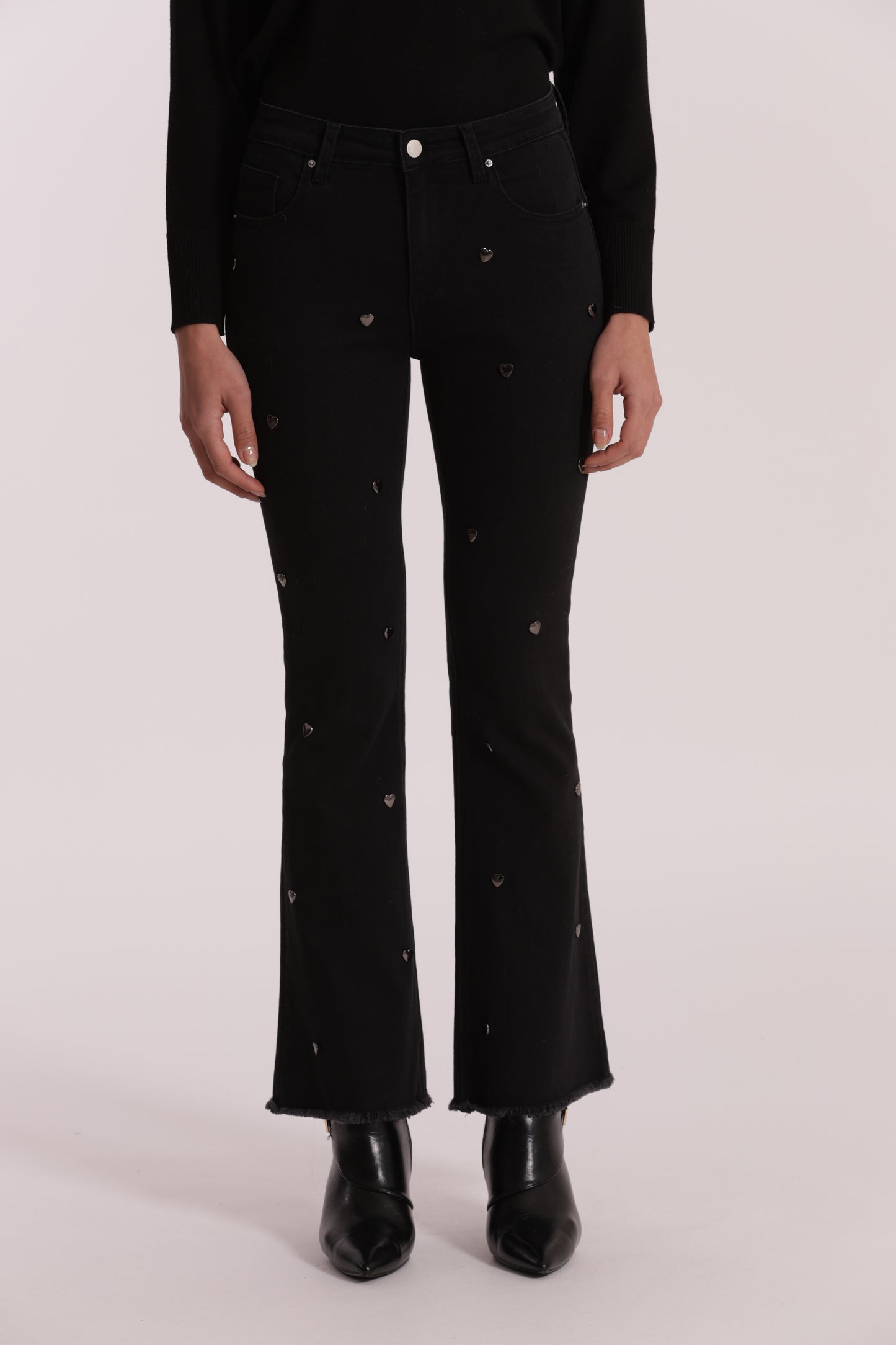 JEANS FLARE CON BORCHIE CUORE