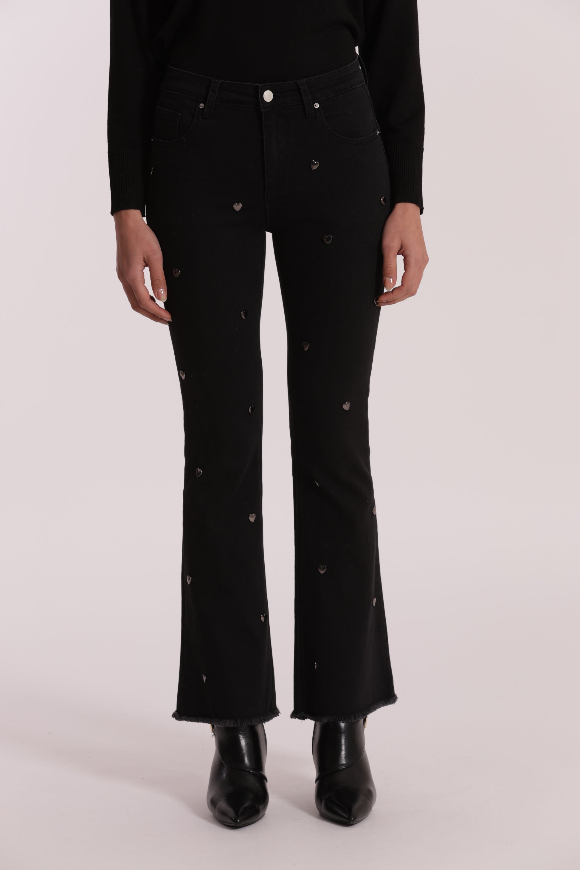 JEANS FLARE CON BORCHIE CUORE