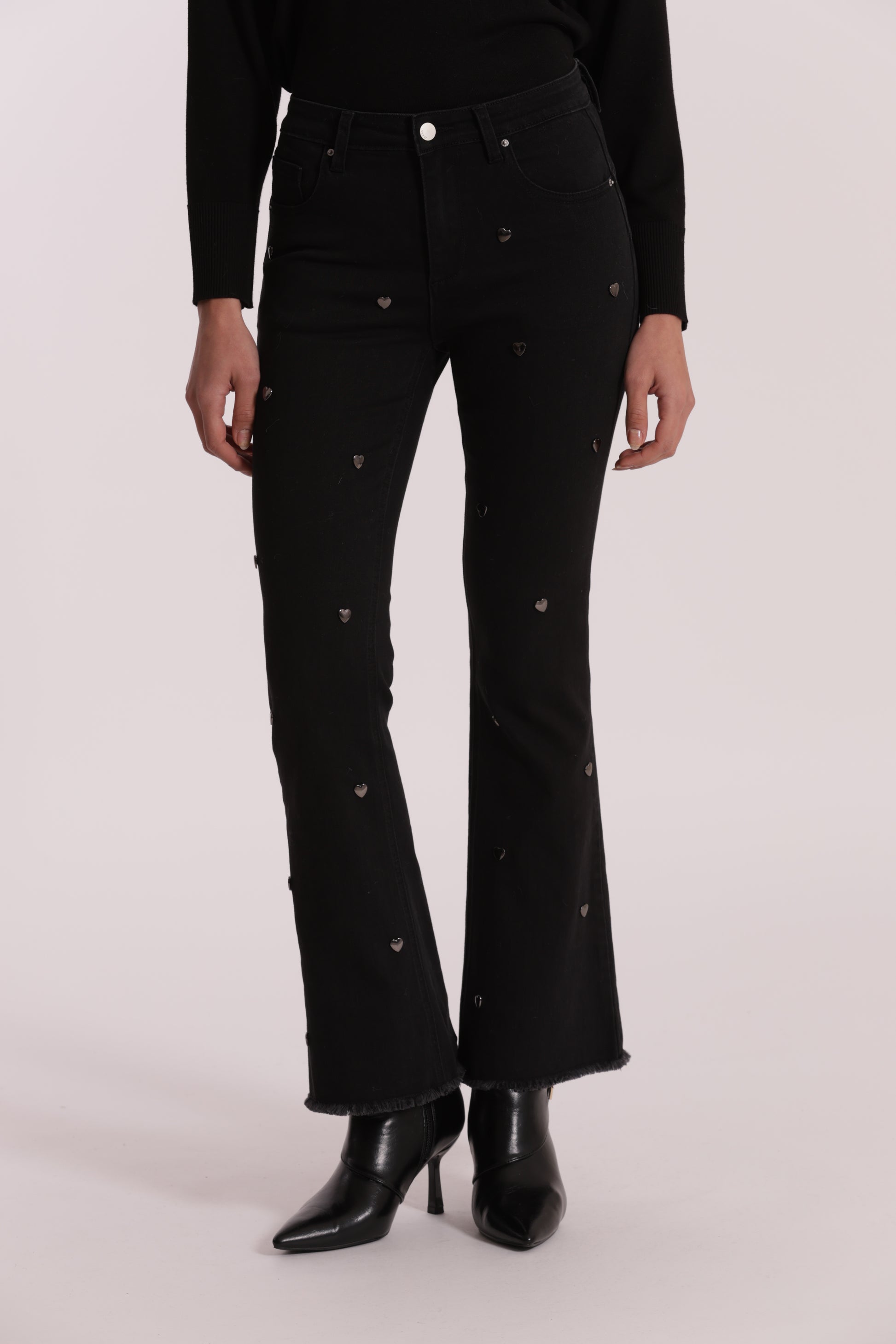 JEANS FLARE CON BORCHIE CUORE