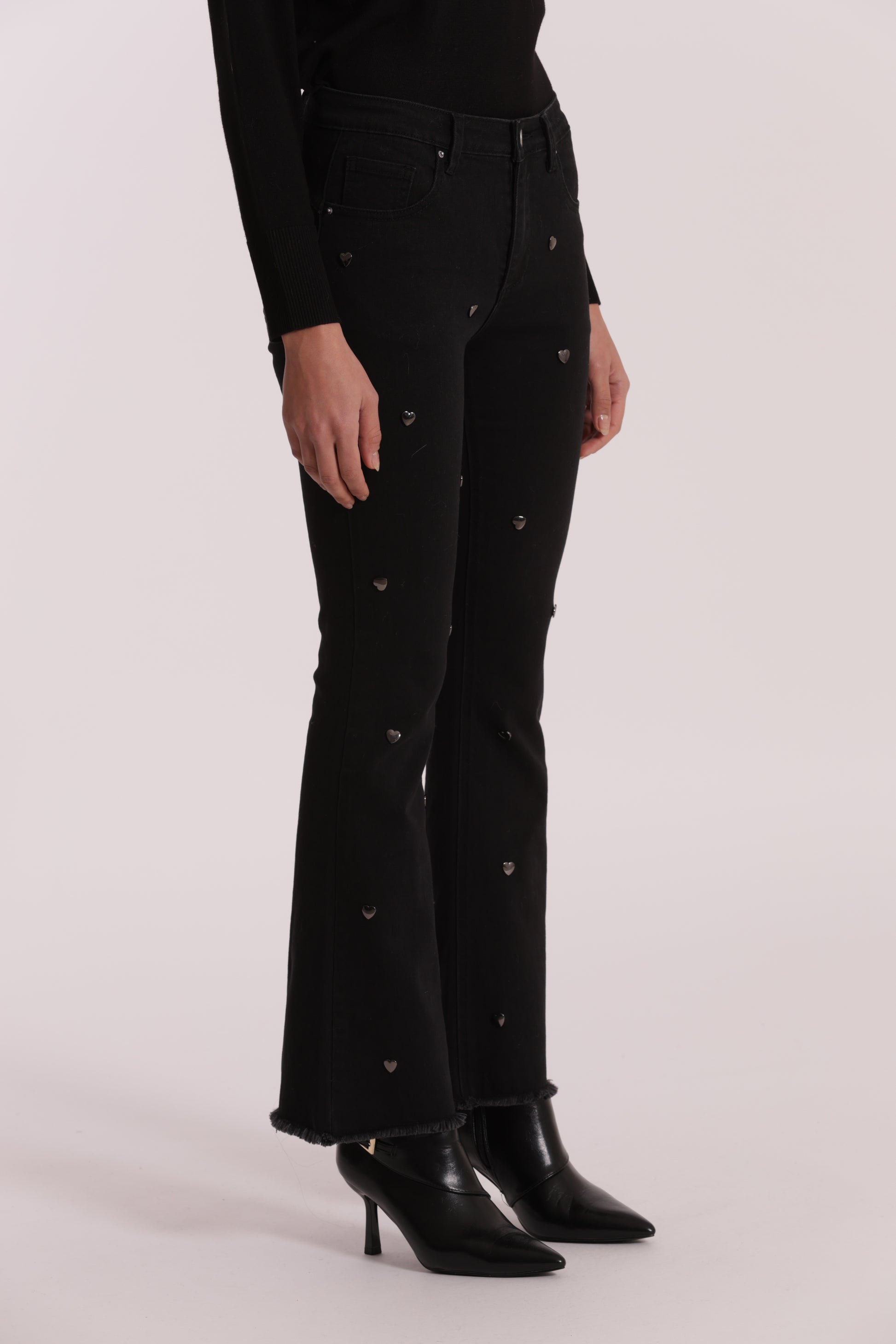 JEANS FLARE CON BORCHIE CUORE