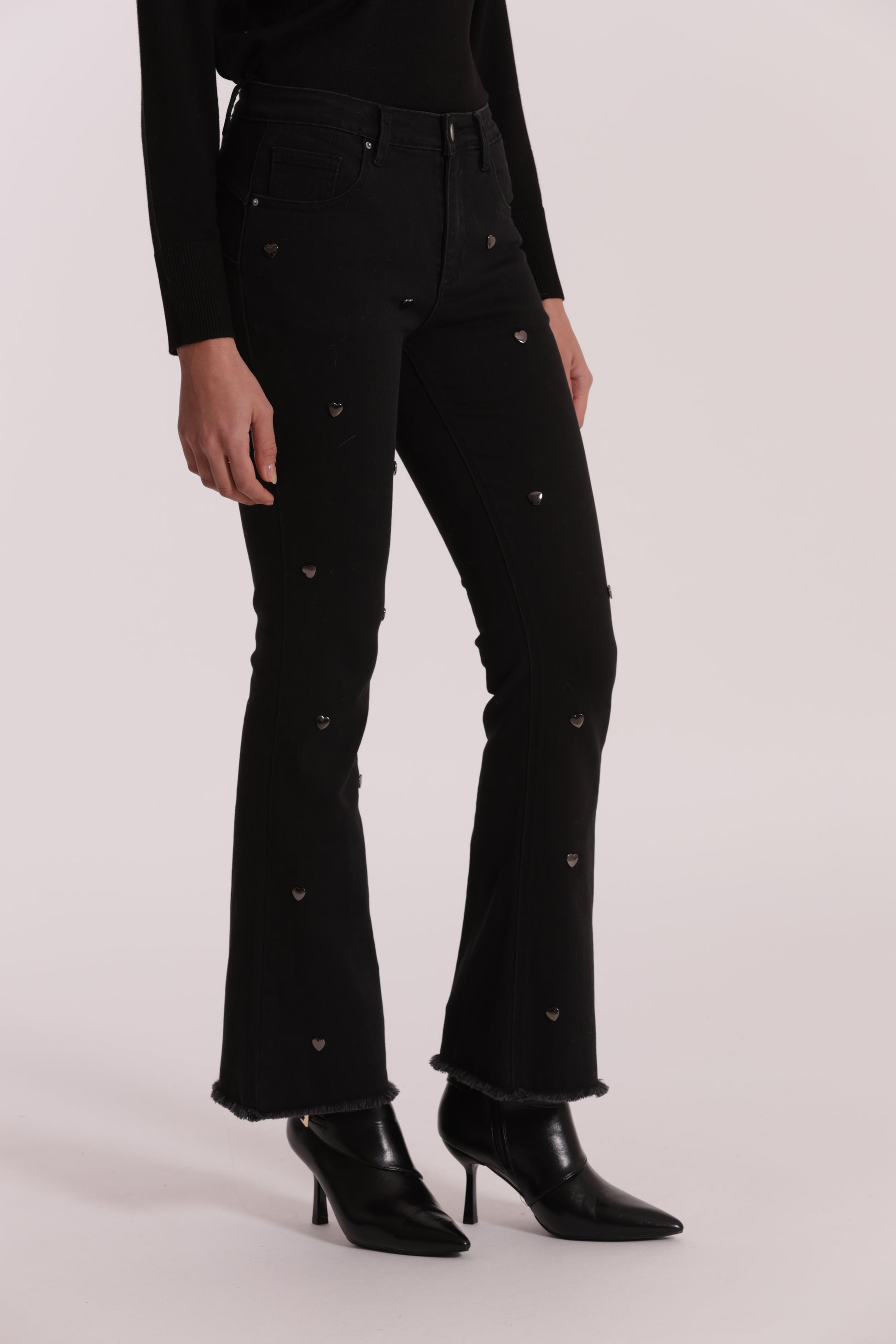 JEANS FLARE CON BORCHIE CUORE