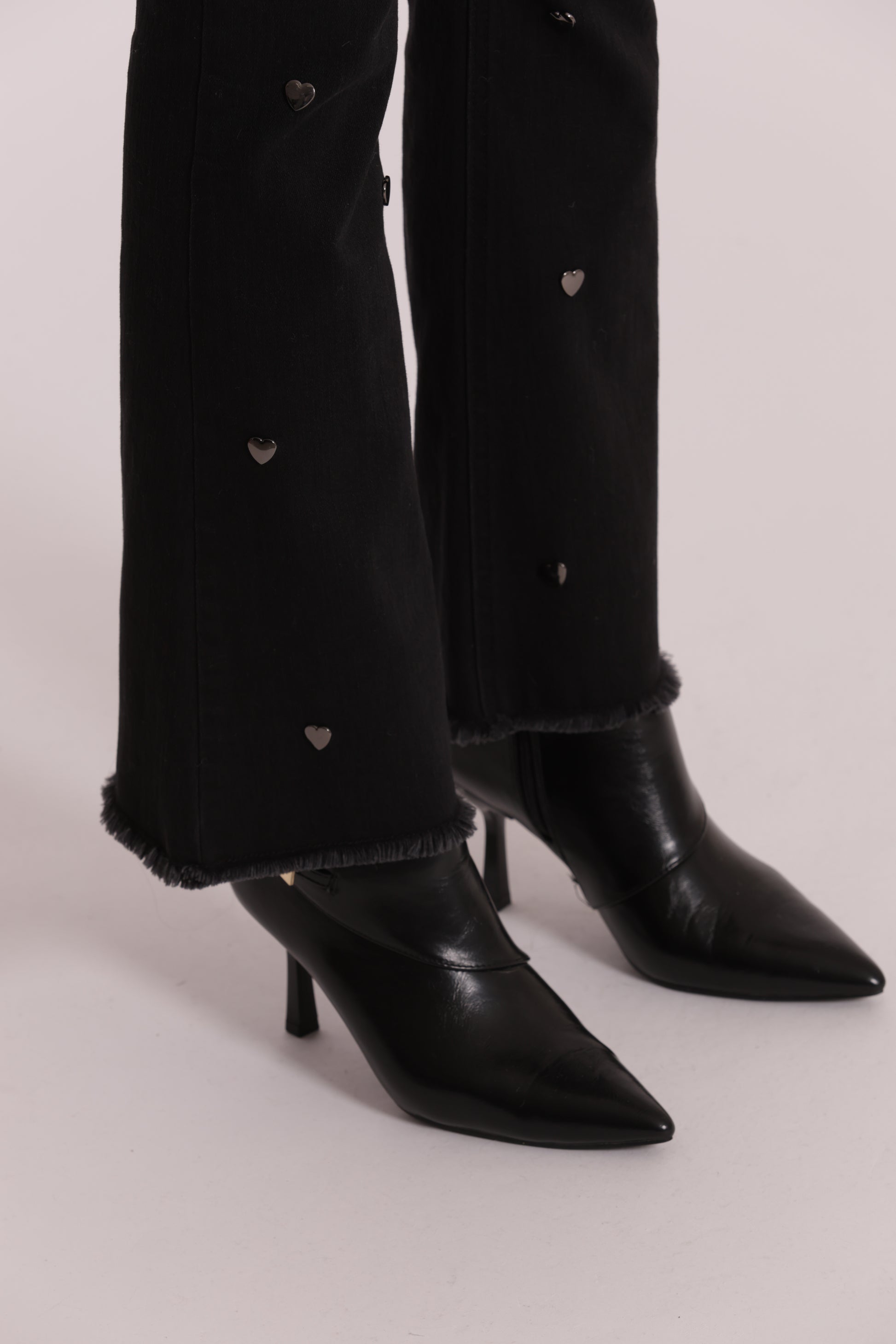 JEANS FLARE CON BORCHIE CUORE