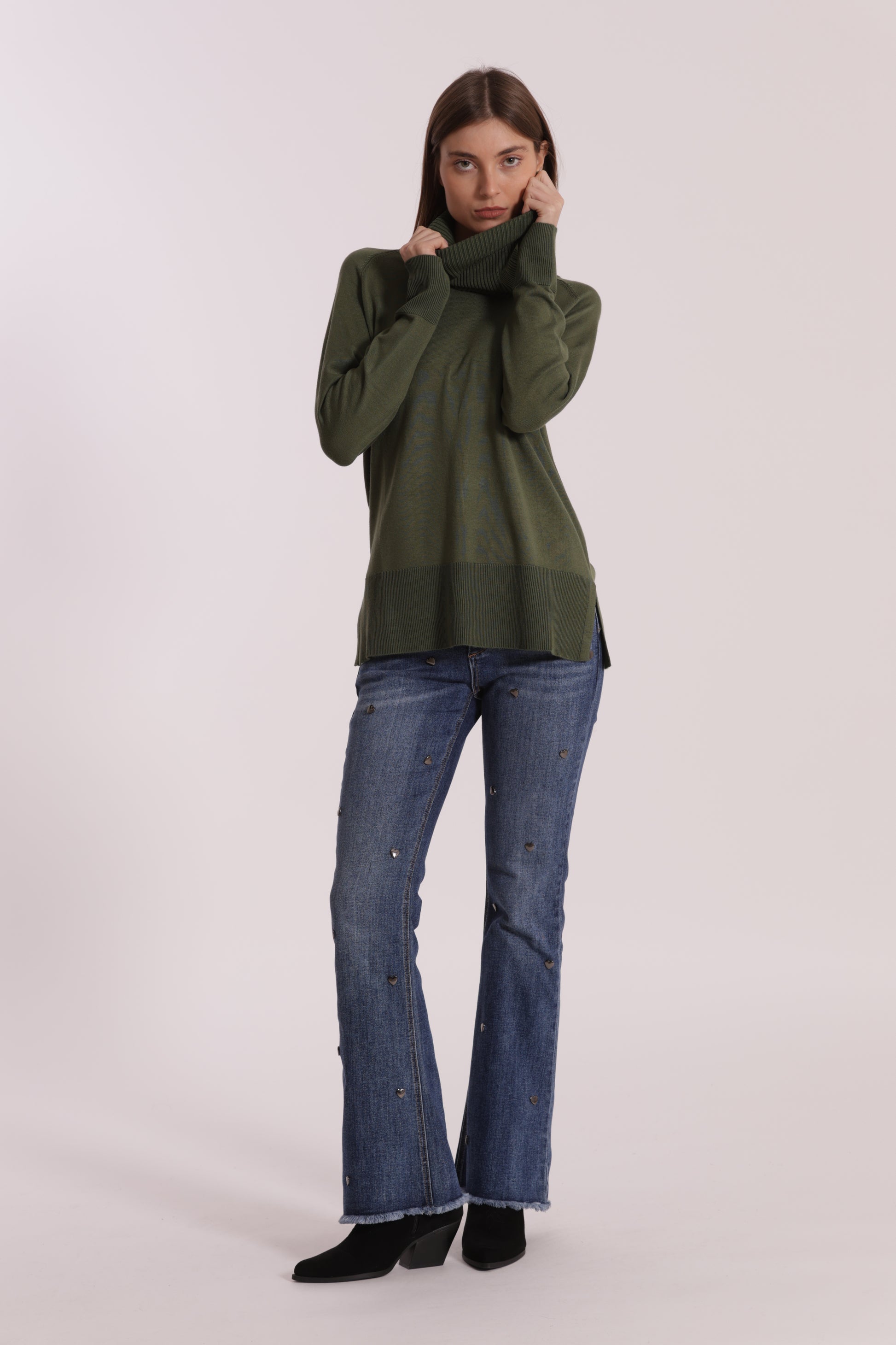 JEANS FLARE CON BORCHIE CUORE