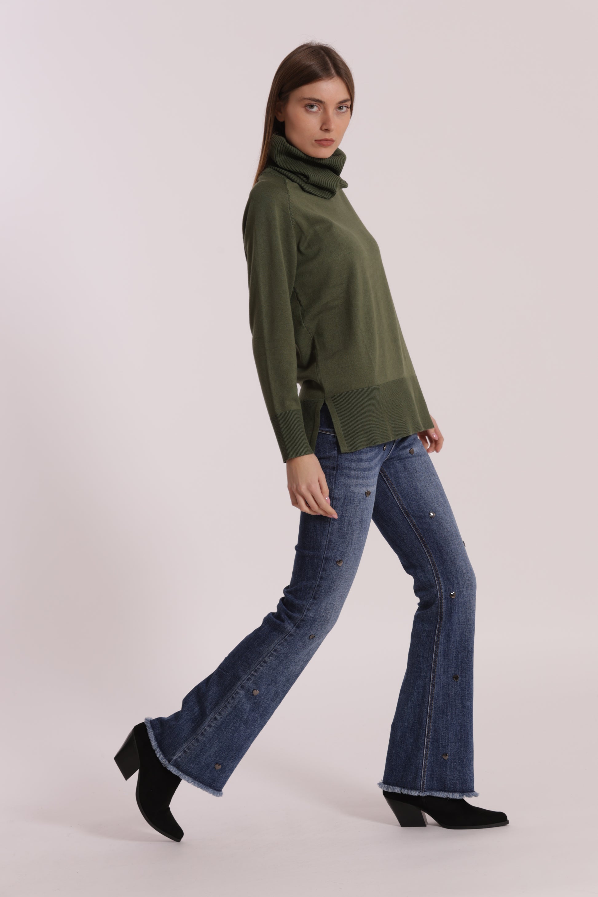 JEANS FLARE CON BORCHIE CUORE