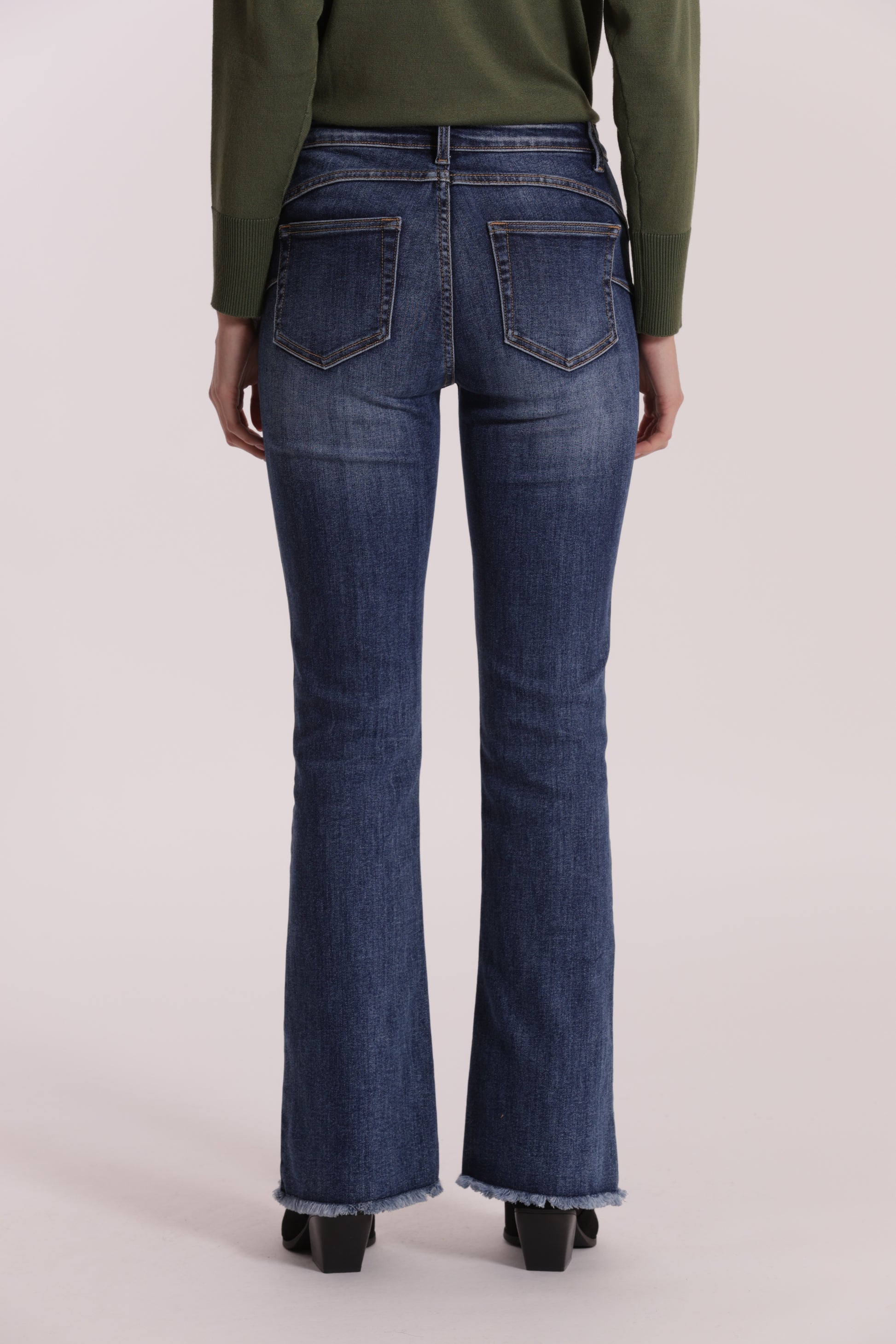 JEANS FLARE CON BORCHIE CUORE