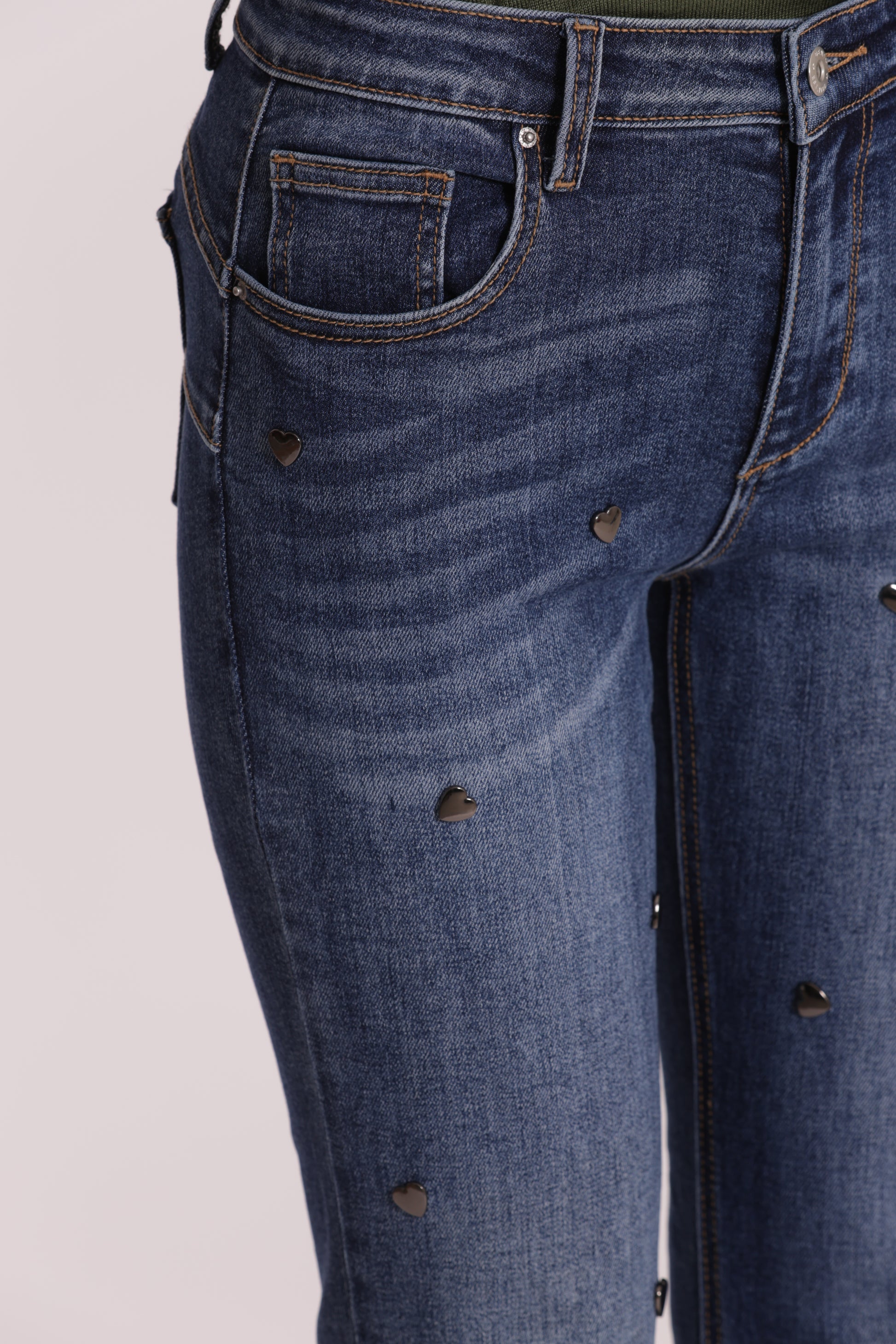 JEANS FLARE CON BORCHIE CUORE