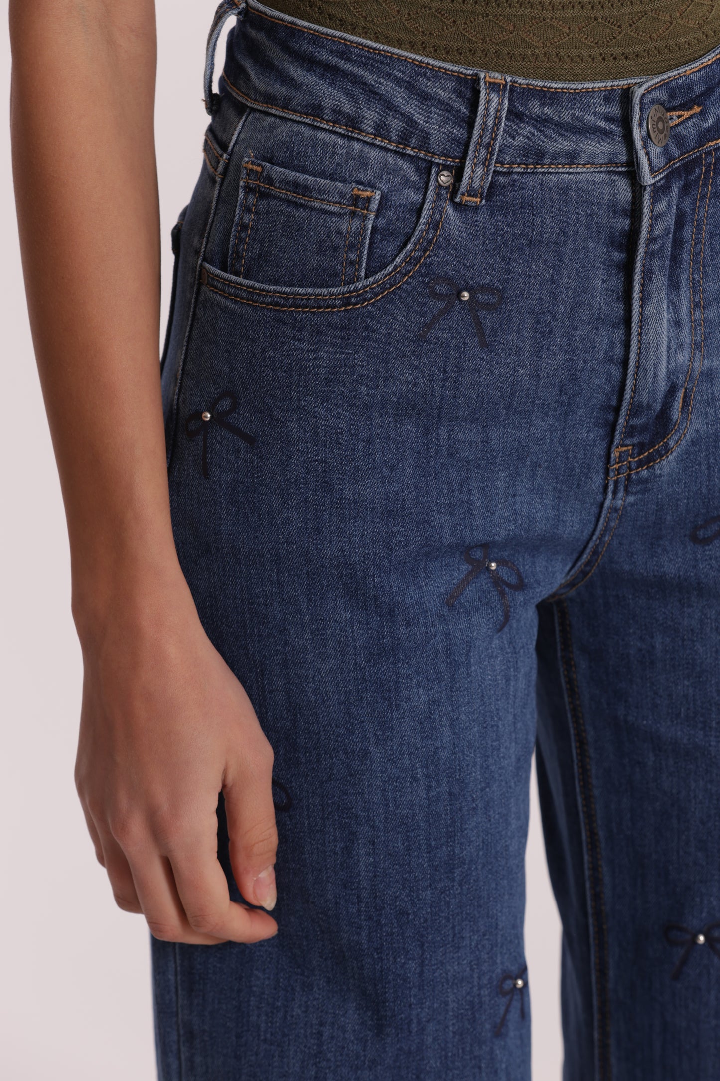 JEANS WIDE LEG CON STAMPA FIOCCO