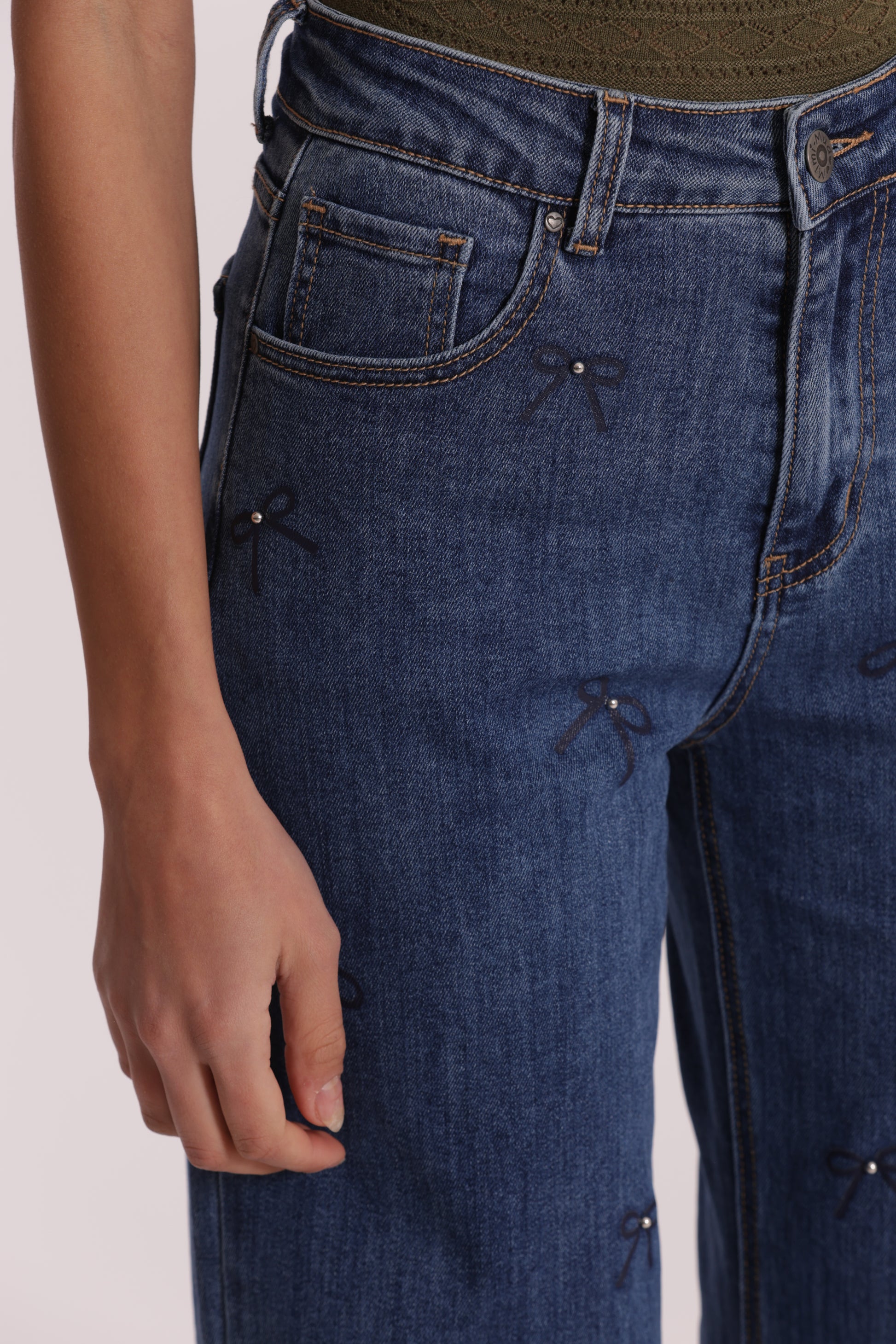 JEANS WIDE LEG CON STAMPA FIOCCO