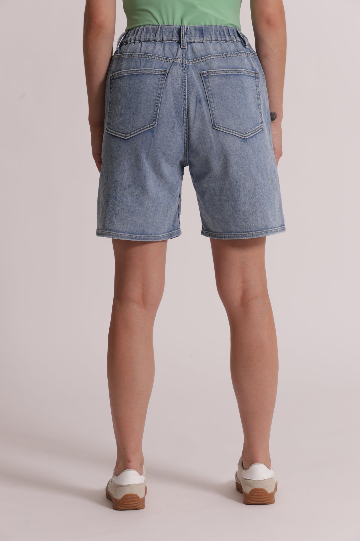 SHORTS IN DENIM