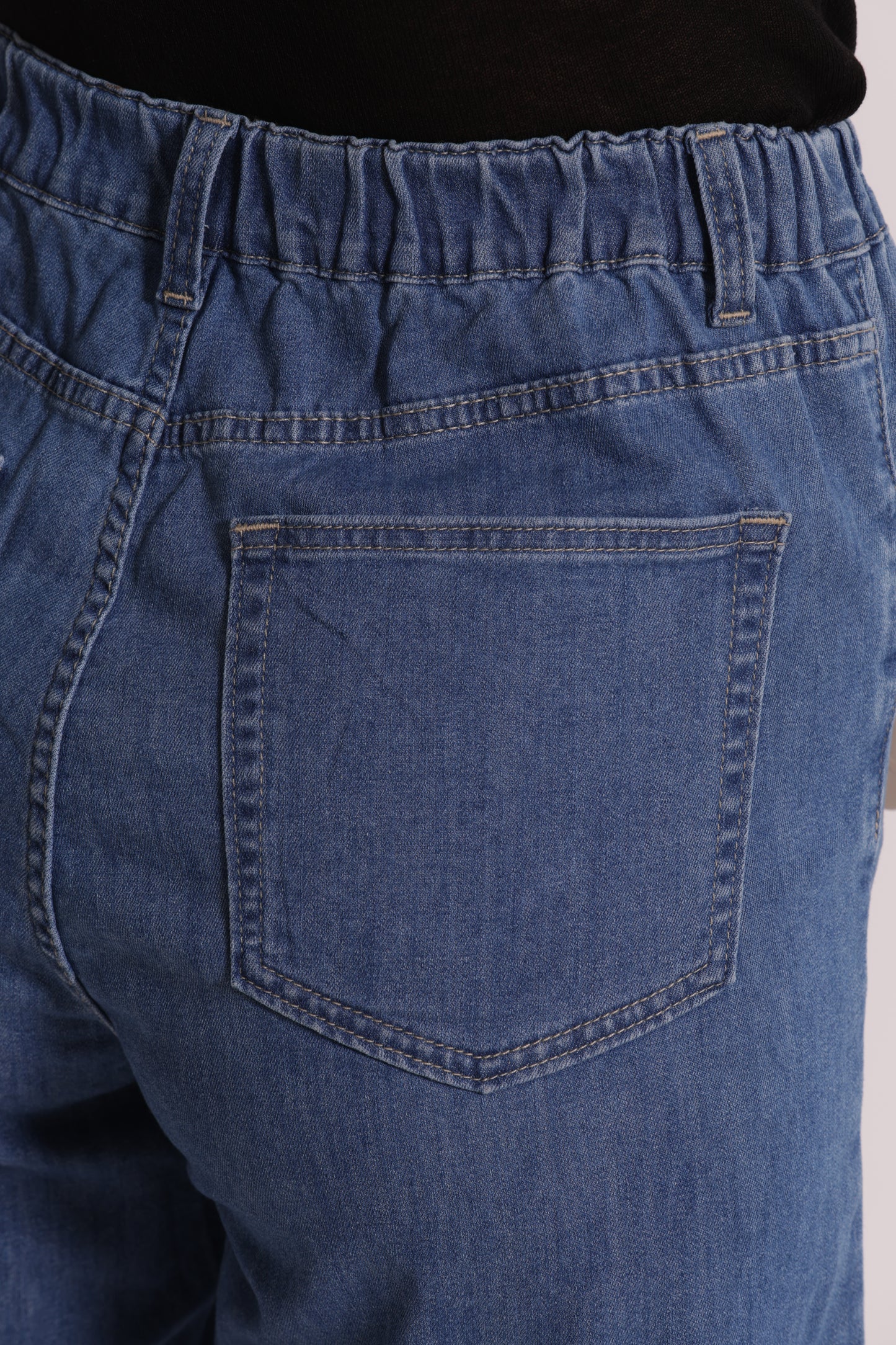 SHORTS IN DENIM