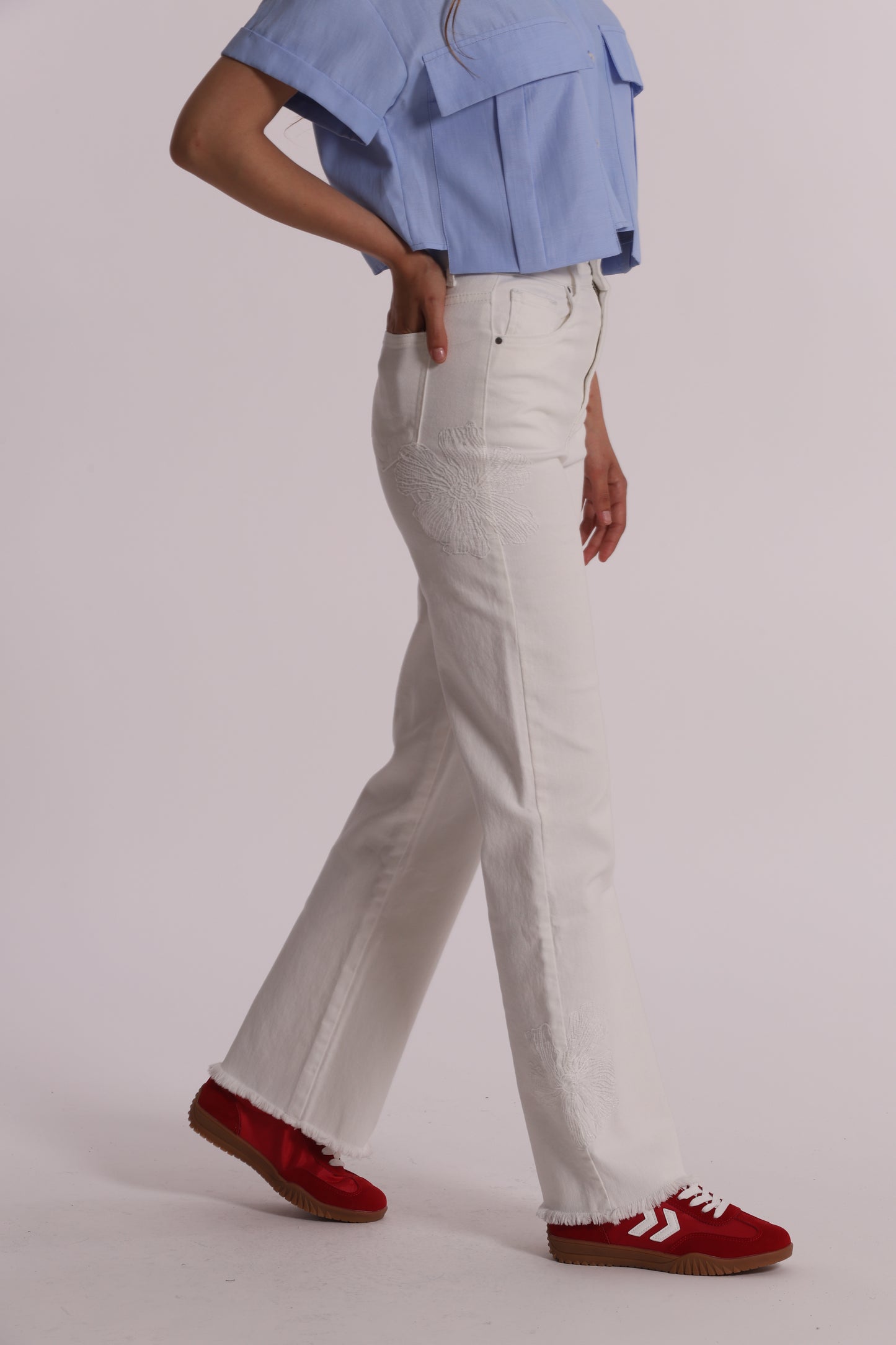 JEANS CON RICAMO FLOREALE
