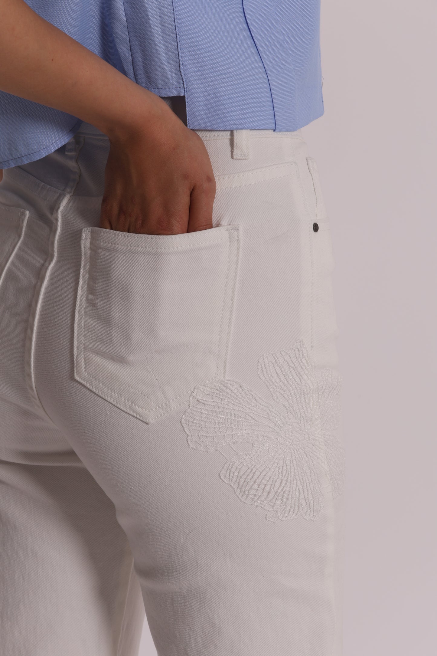 JEANS CON RICAMO FLOREALE